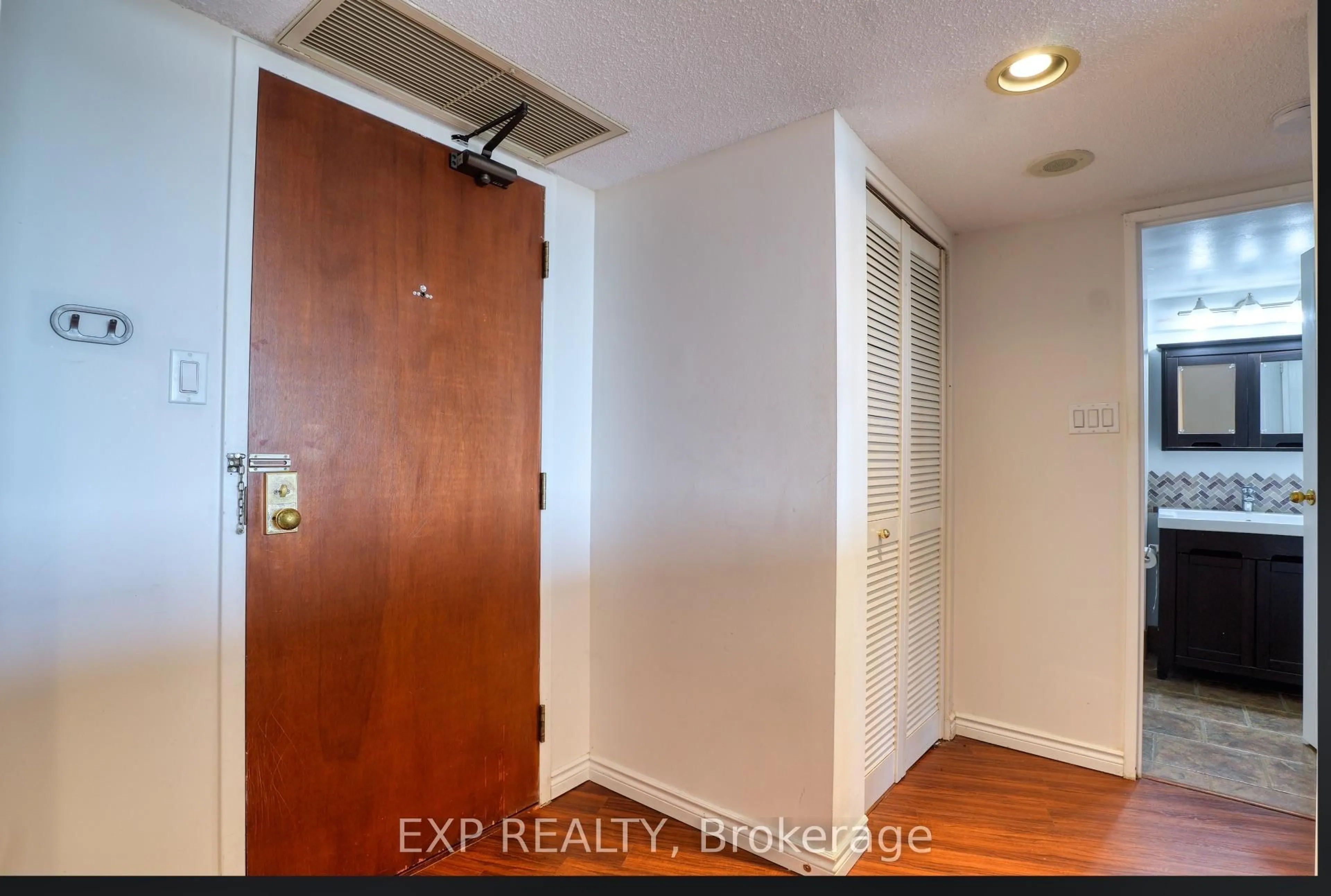 Indoor entryway for 150 Alton Towers Circ #1006, Toronto Ontario M1V 4X7