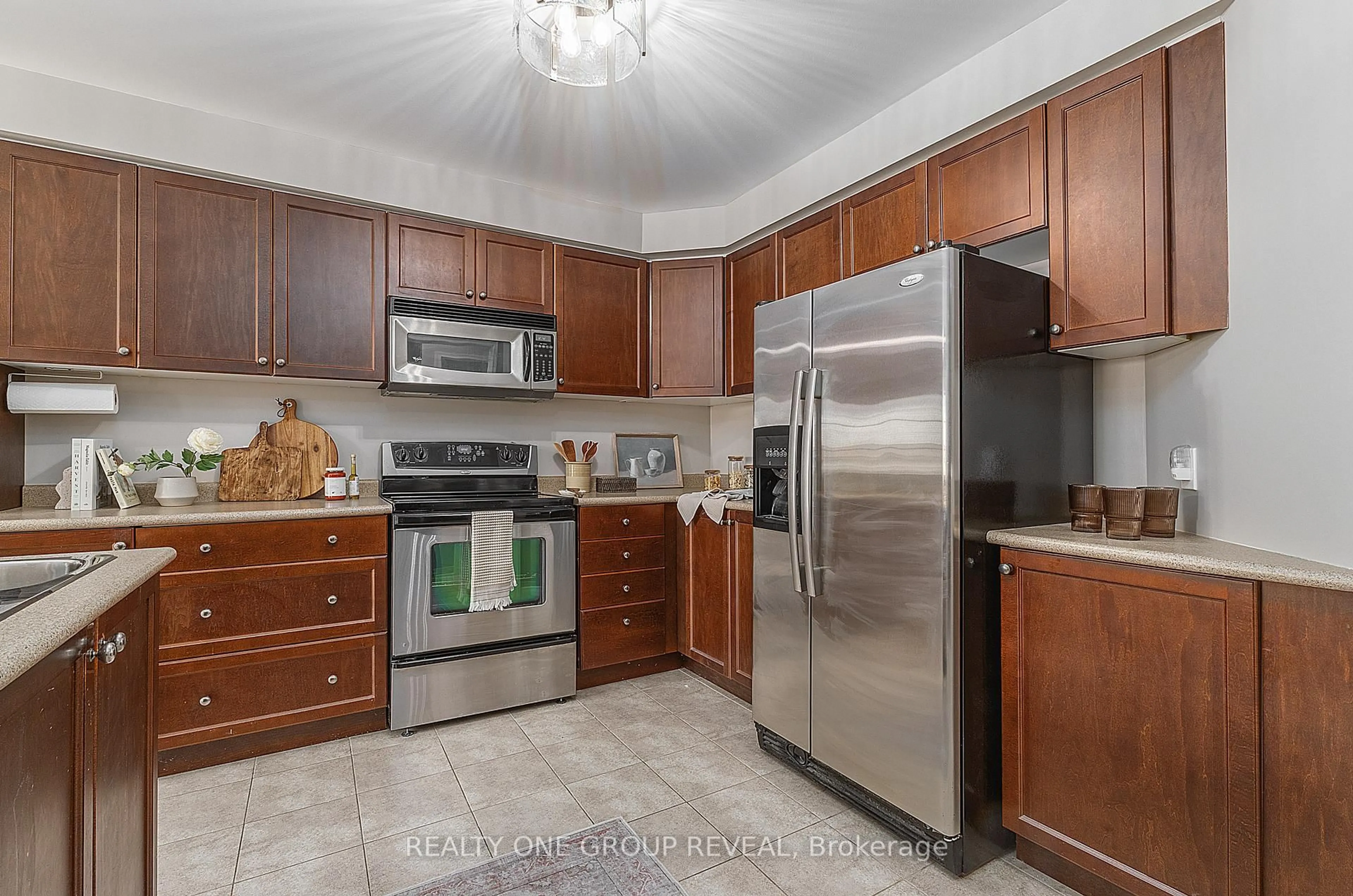 Standard kitchen, unknown for 528 Luple Ave, Oshawa Ontario L1K 0K9