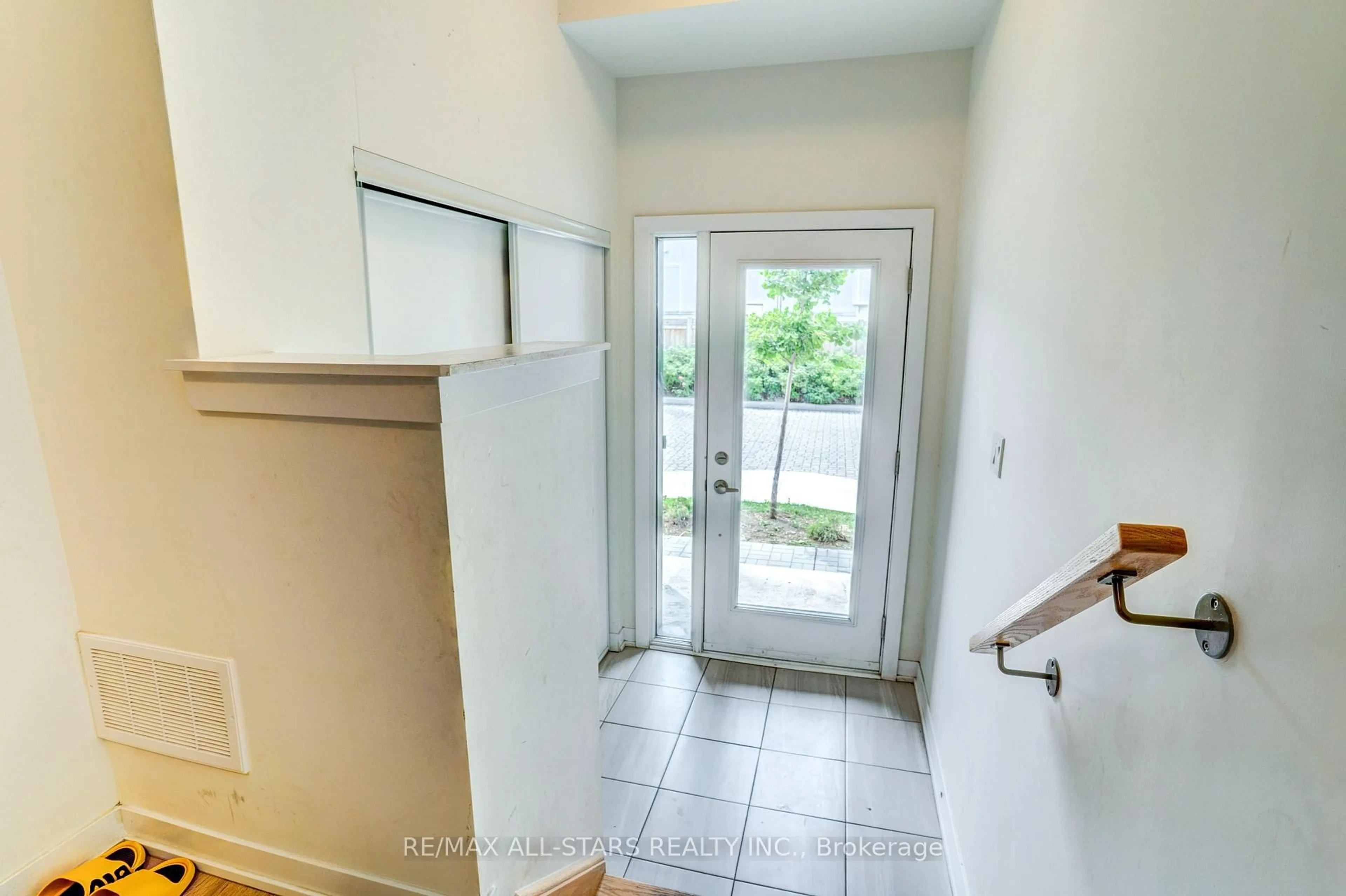 Indoor entryway for 1865 Pickering Pkwy ##904, Pickering Ontario L1V 0H2