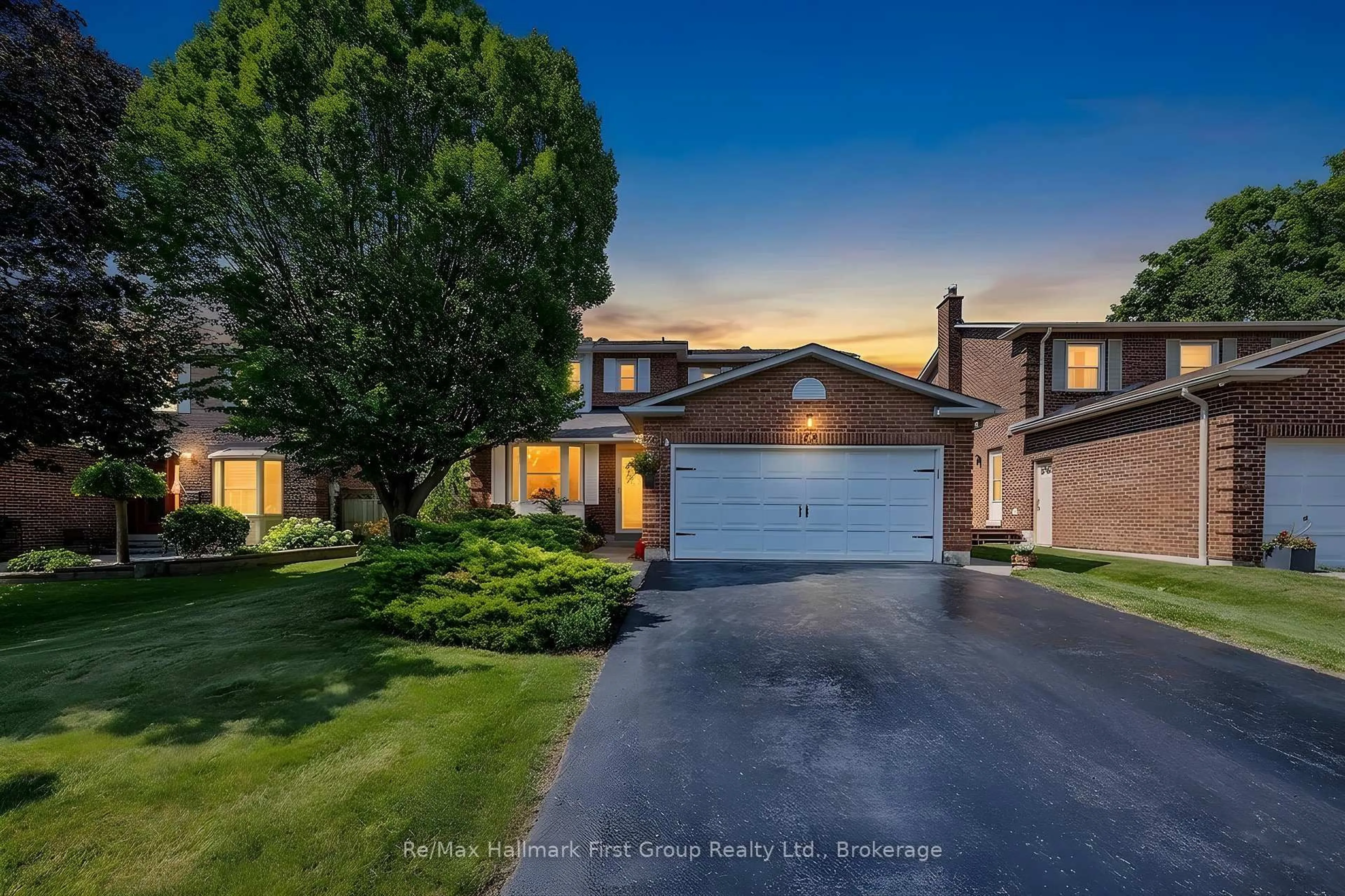 A pic from outside/outdoor area/front of a property/back of a property/a pic from drone, street for 22 Ladies College Dr, Whitby Ontario L1N 6H3