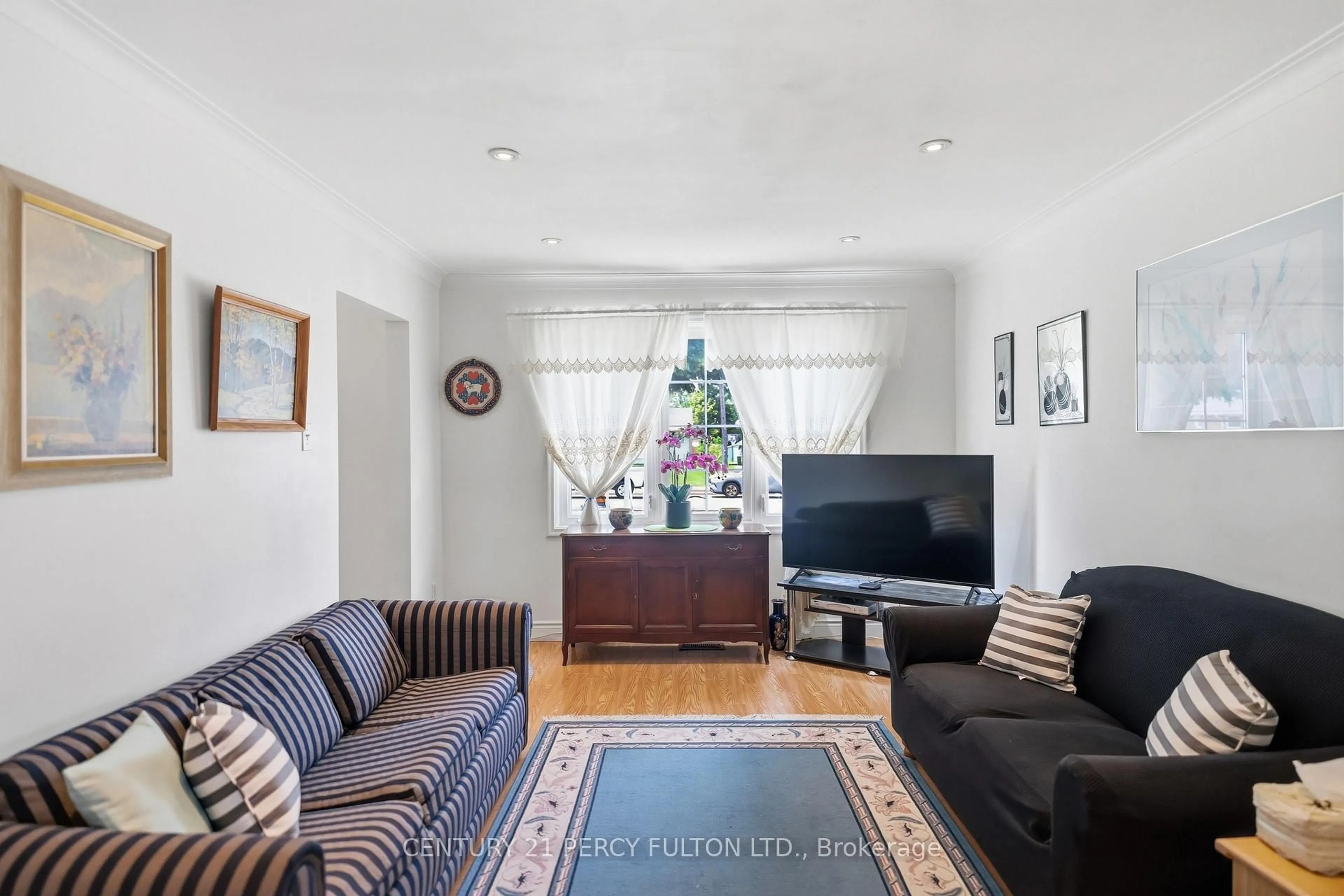 Living room with furniture, unknown for 1101 Warden Ave, Toronto Ontario M1R 2P5