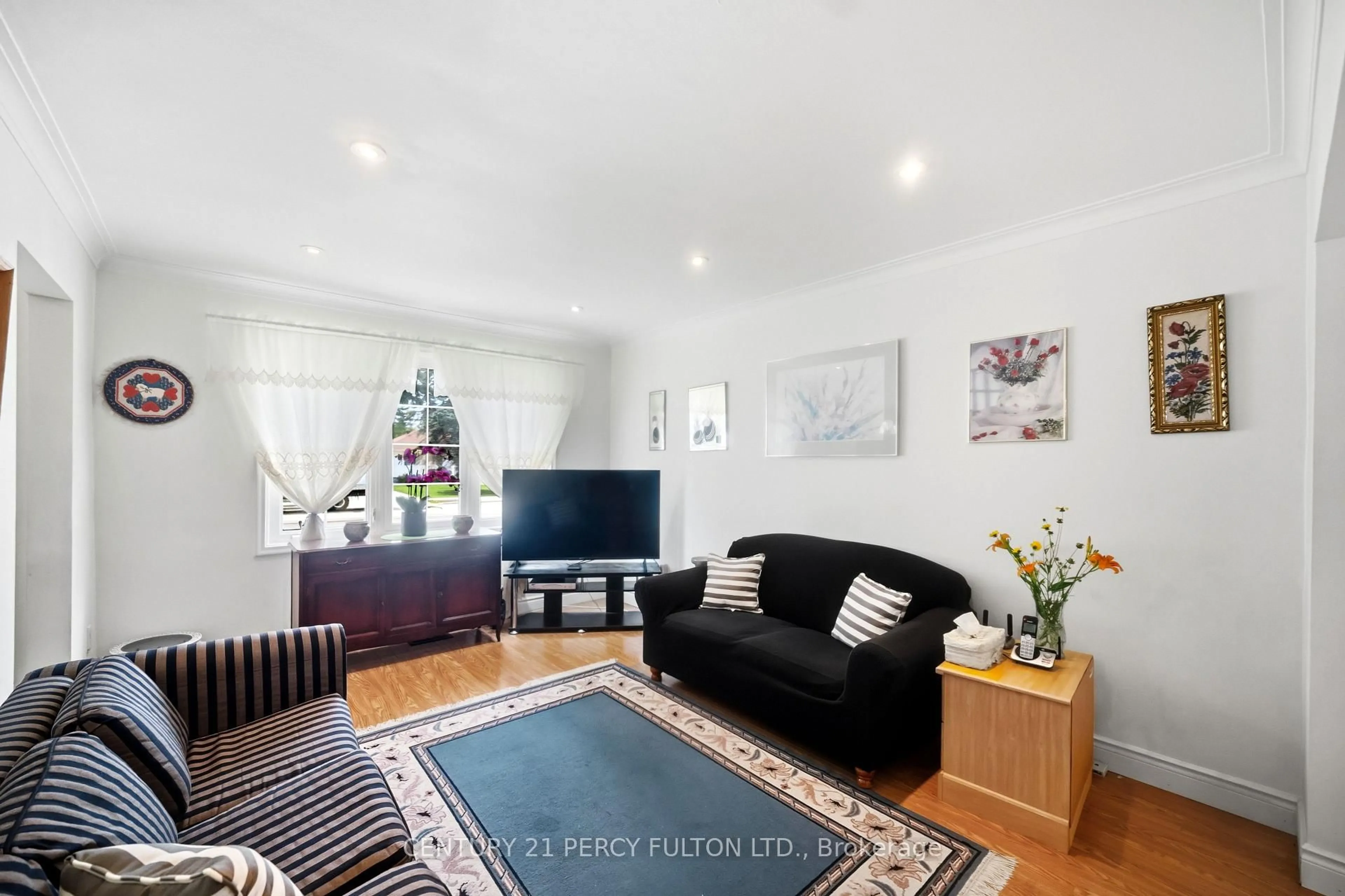 Living room with furniture, wood/laminate floor for 1101 Warden Ave, Toronto Ontario M1R 2P5
