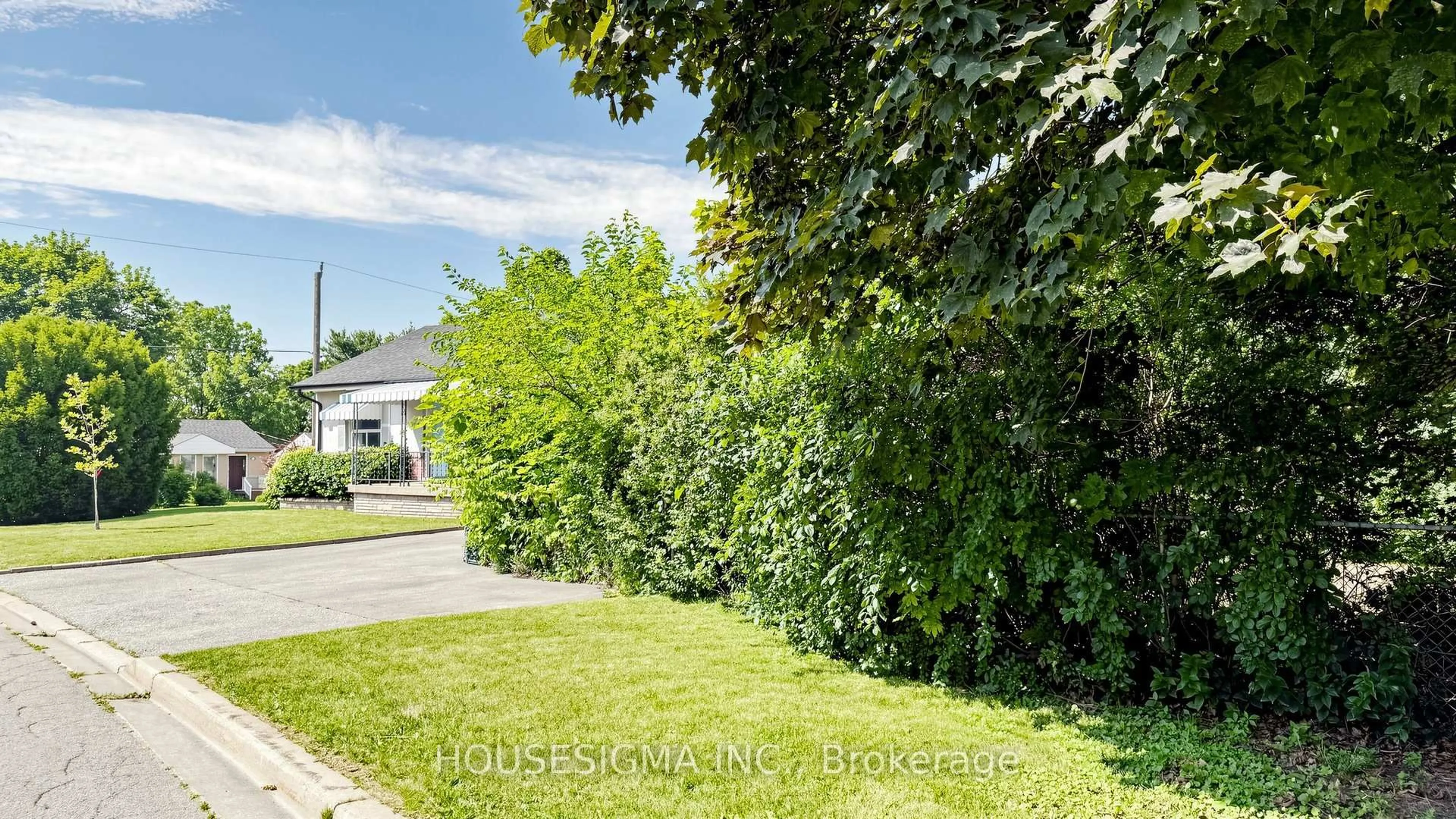 A pic from outside/outdoor area/front of a property/back of a property/a pic from drone, street for 25 Little Rock Dr, Toronto Ontario M1M 3N7