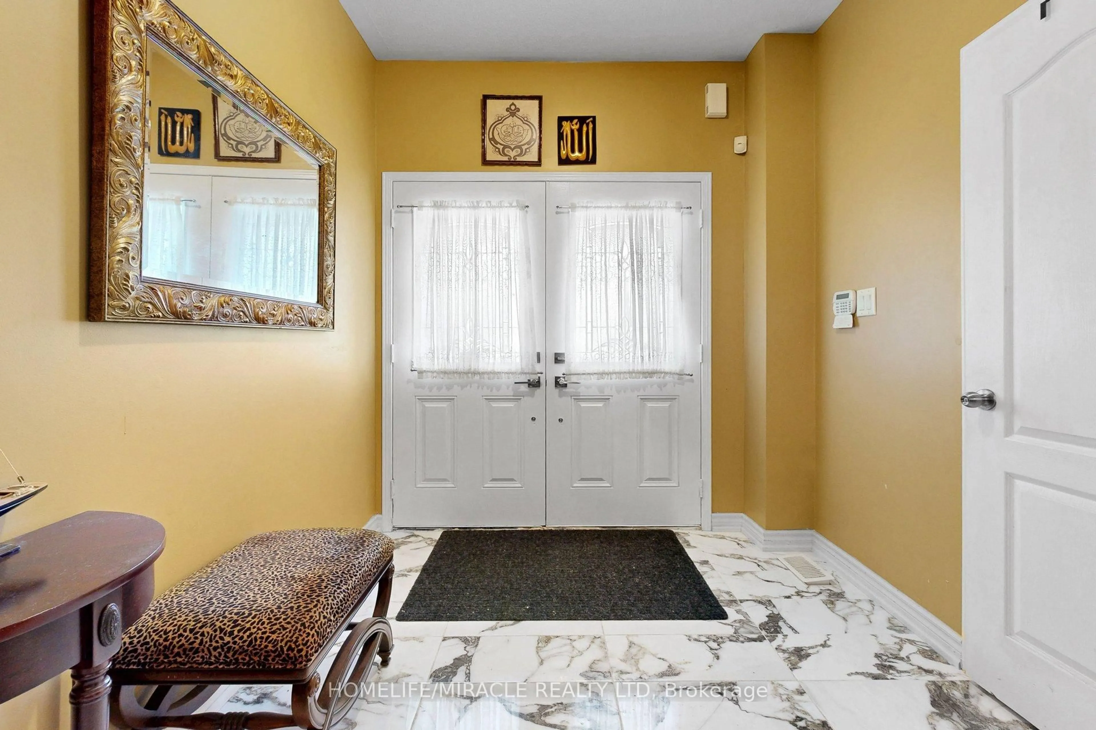 Indoor entryway for 2003 Queensbury Dr, Oshawa Ontario L1K 0S1