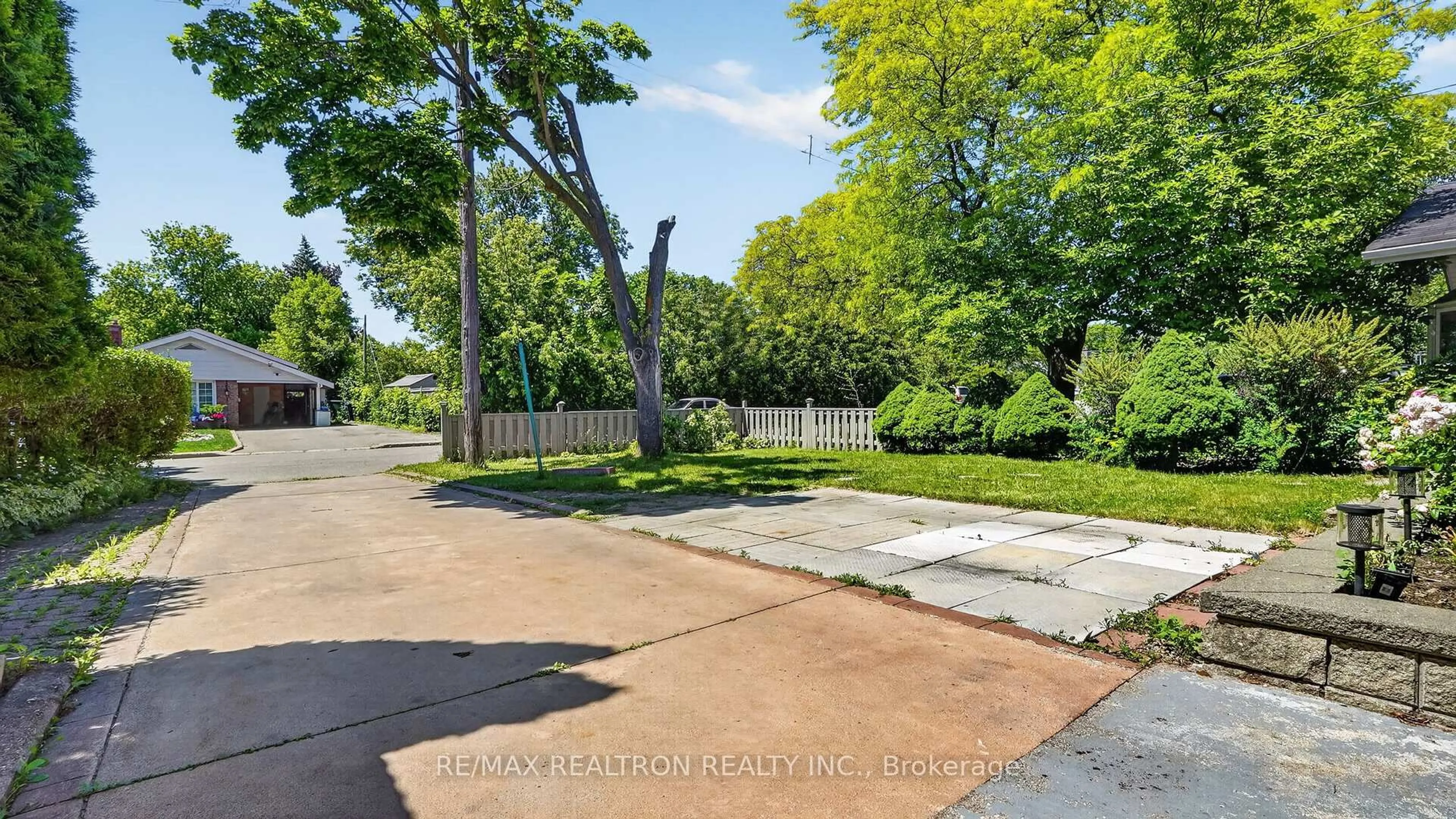 A pic from outside/outdoor area/front of a property/back of a property/a pic from drone, street for 8 Bonnechere Cres, Toronto Ontario M1K 4Y8