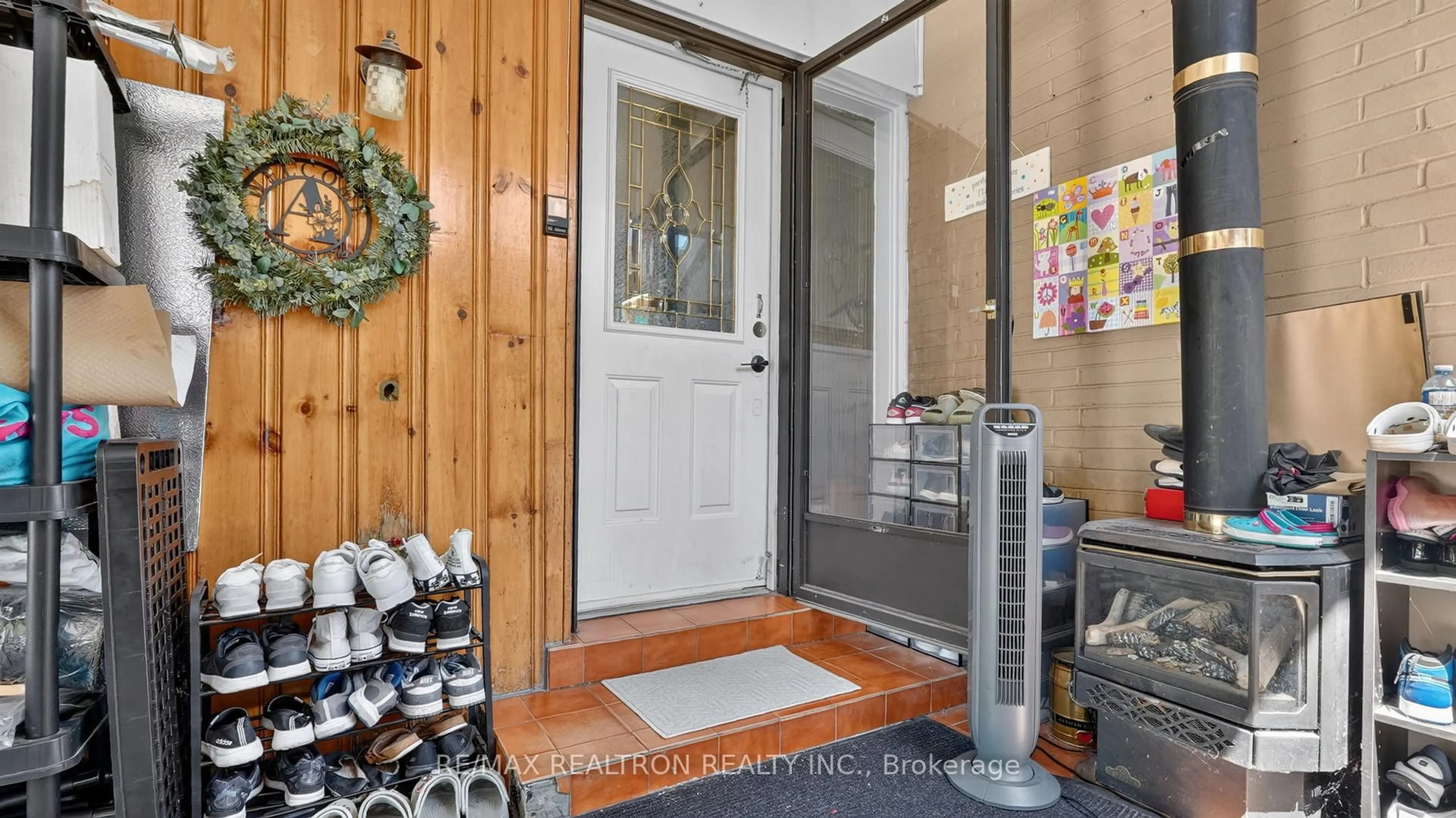 Indoor entryway for 8 Bonnechere Cres, Toronto Ontario M1K 4Y8