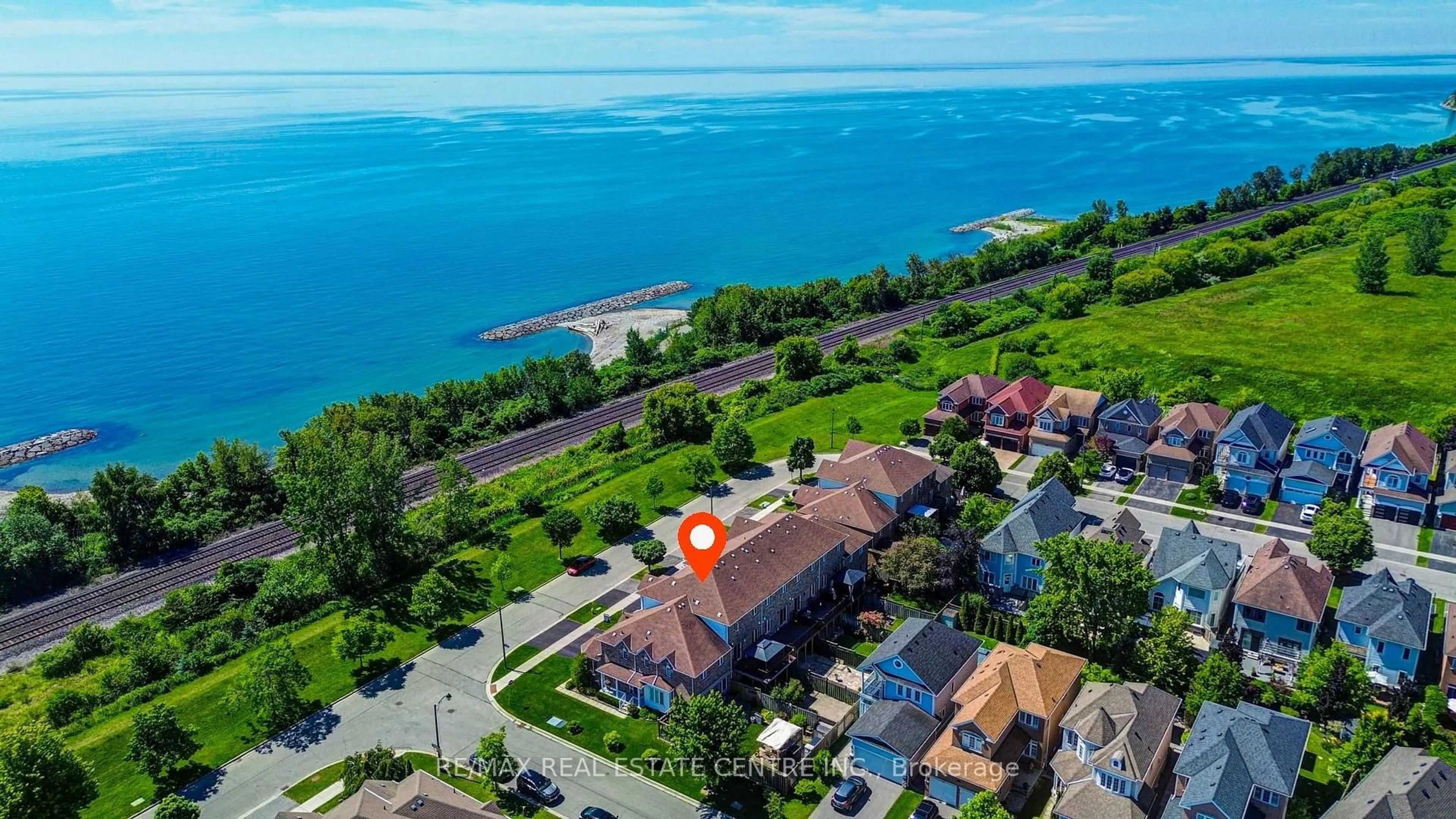 A pic from outside/outdoor area/front of a property/back of a property/a pic from drone, water/lake/river/ocean view for 22 Lakeridge Dr, Toronto Ontario M1C 5C2