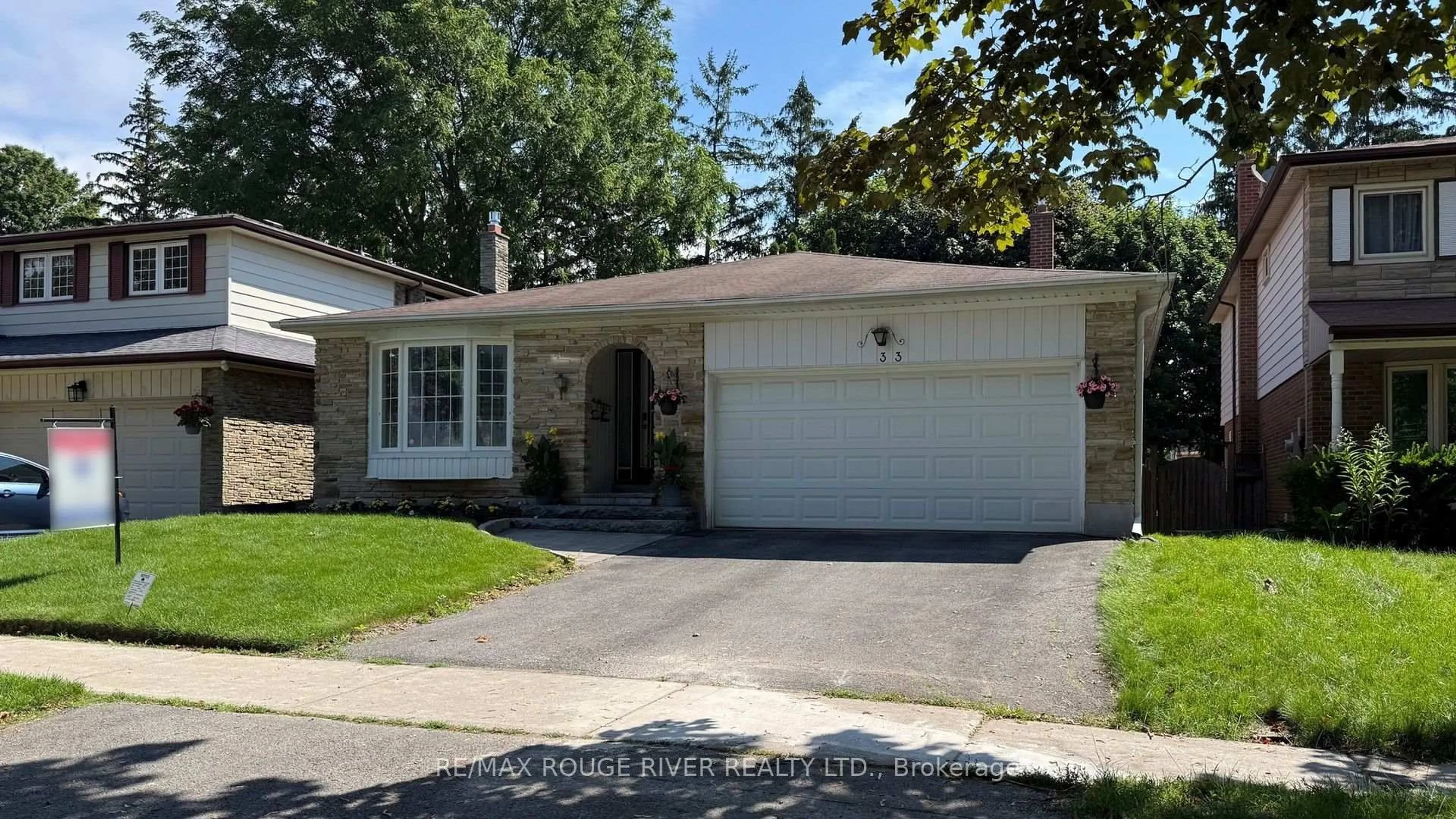 Home with vinyl exterior material, street for 33 Pepper Tree Dr, Toronto Ontario M1C 1Y5