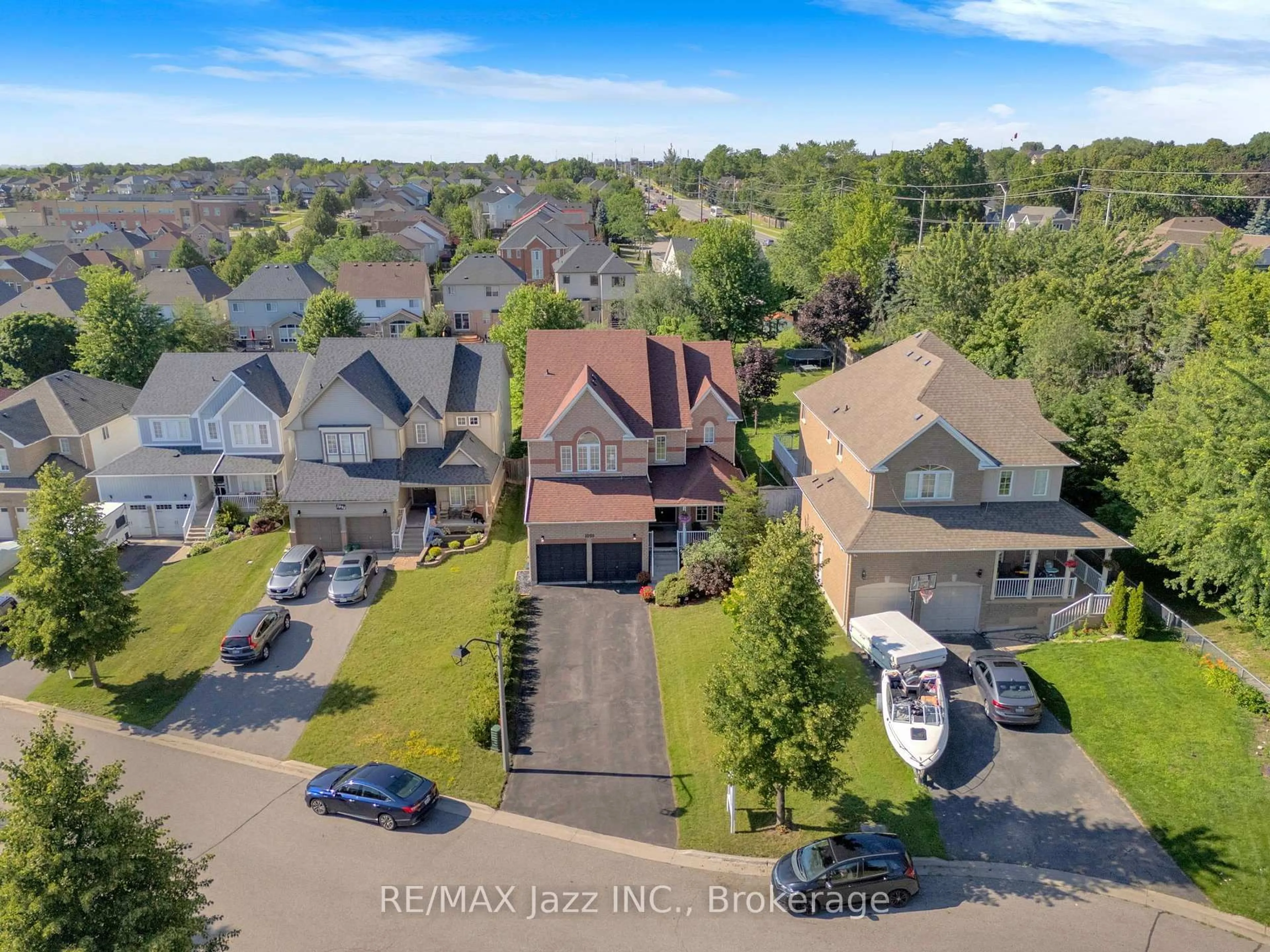 A pic from outside/outdoor area/front of a property/back of a property/a pic from drone, unknown for 1098 Keswick Crt, Oshawa Ontario L1K 2V2