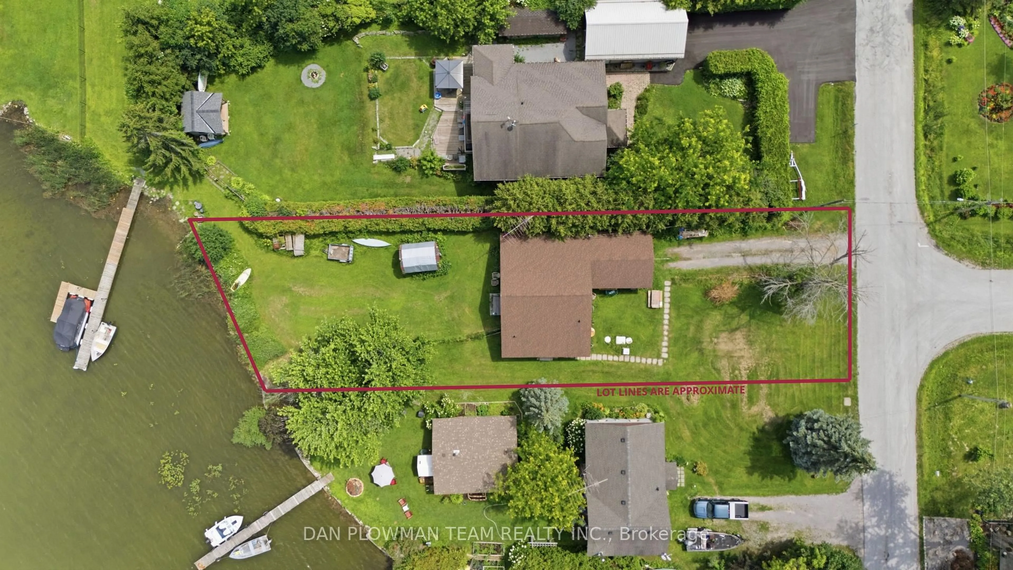 A pic from outside/outdoor area/front of a property/back of a property/a pic from drone, street for 27 Park St, Scugog Ontario L0B 1E0