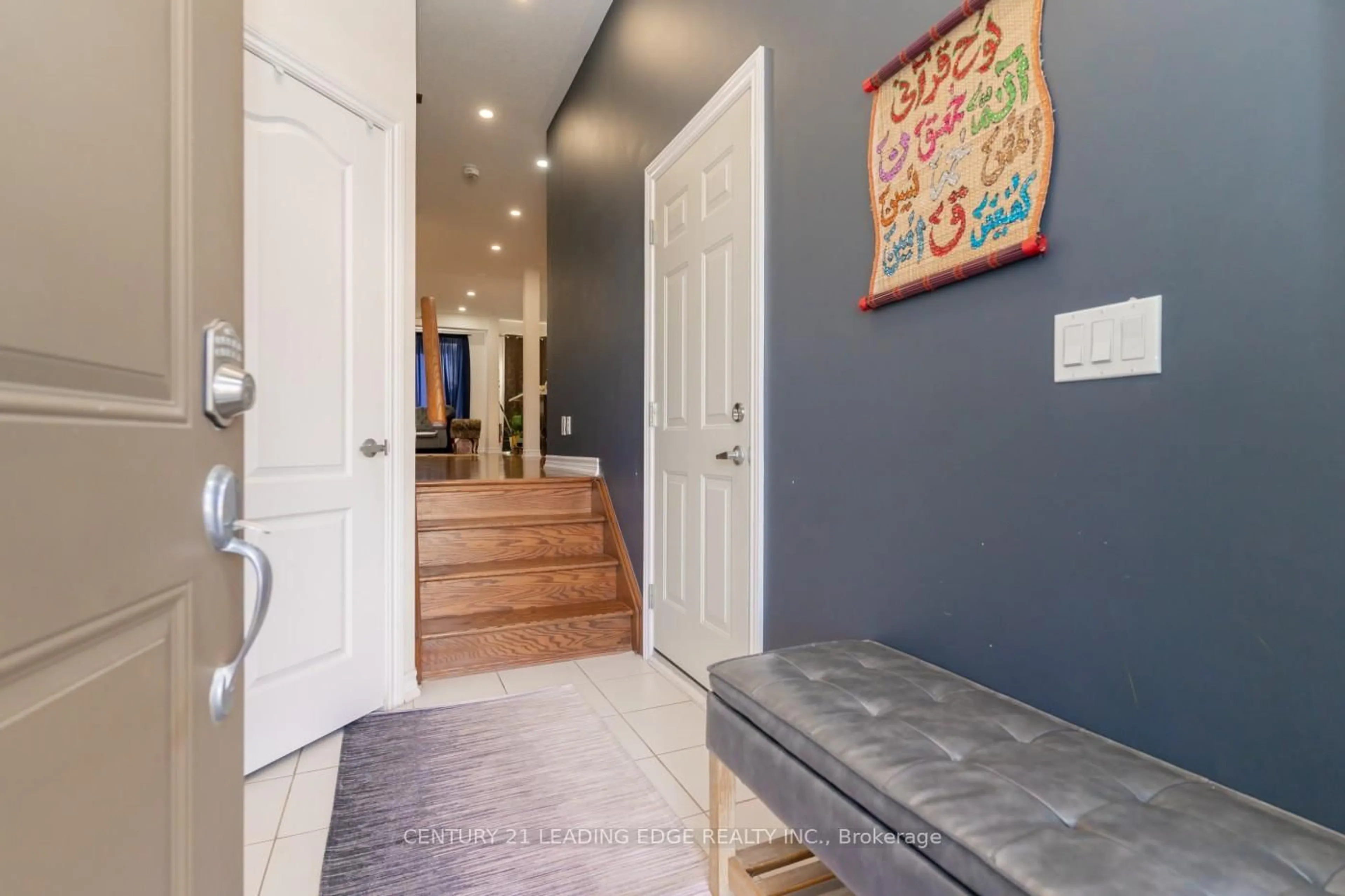 Indoor entryway for 2457 Hill Rise St, Oshawa Ontario L1L 0J5