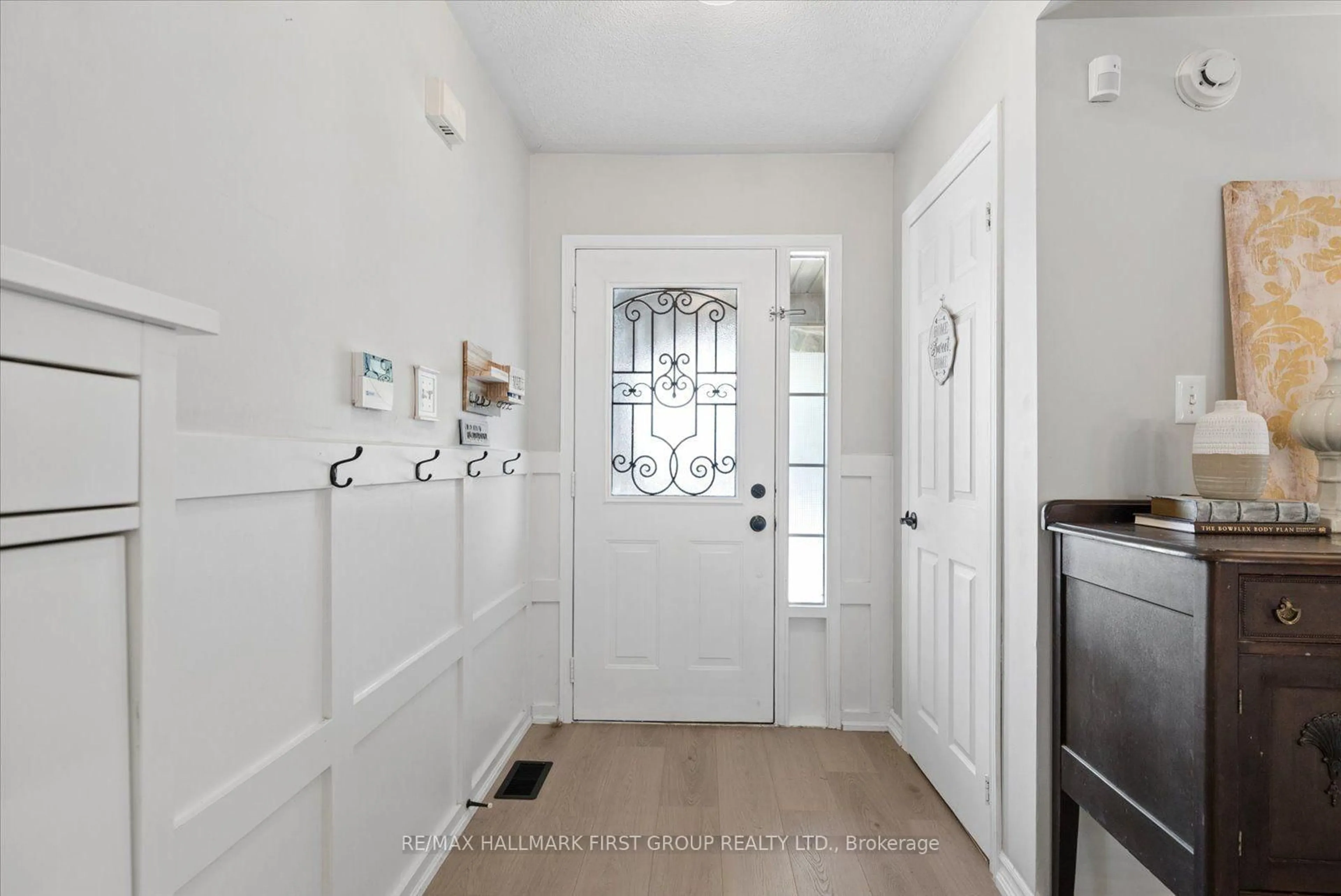 Indoor entryway for 19 Harrongate Pl, Whitby Ontario L1R 3E8