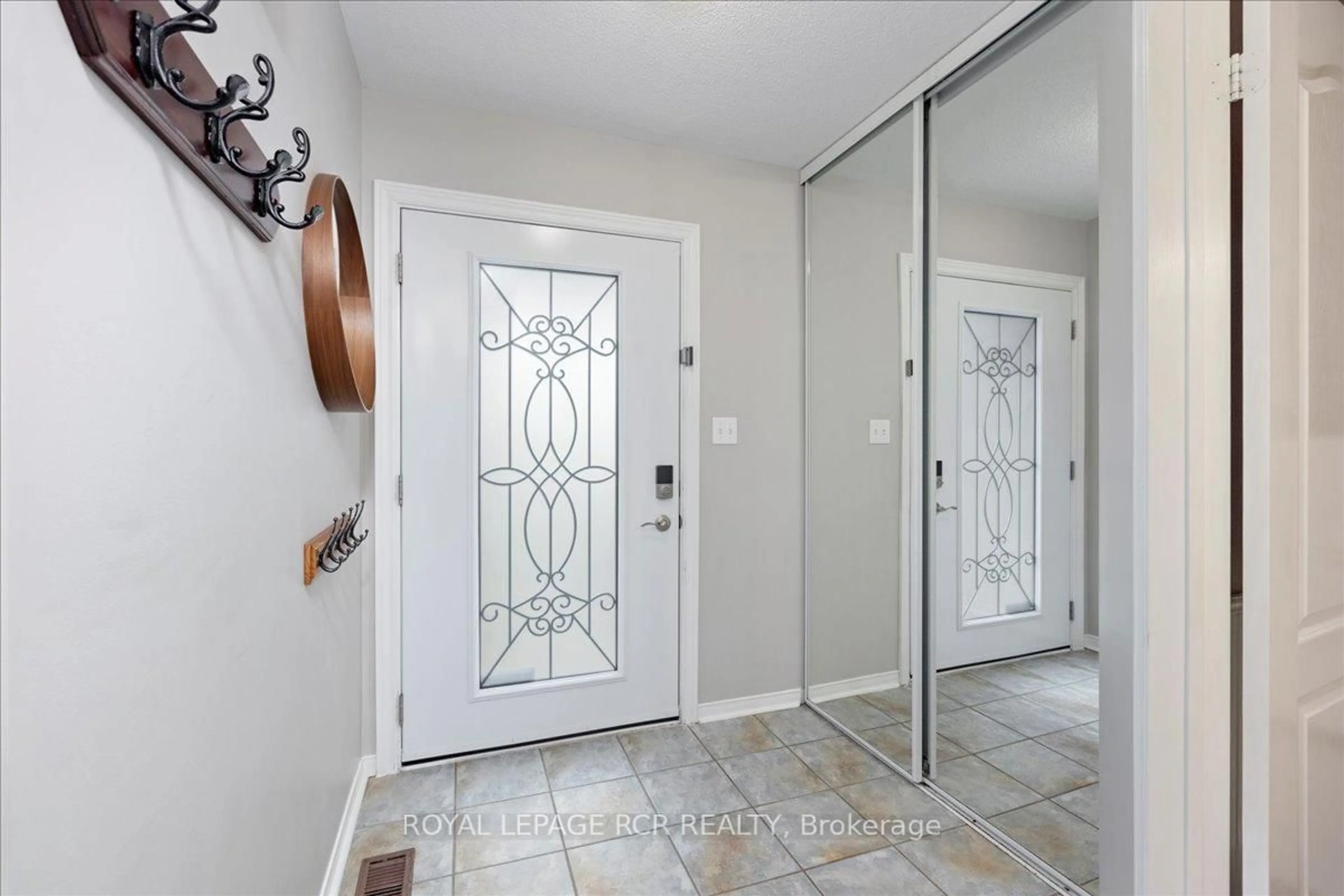 Indoor entryway for 54 Breakwater Dr, Whitby Ontario L1N 9N7
