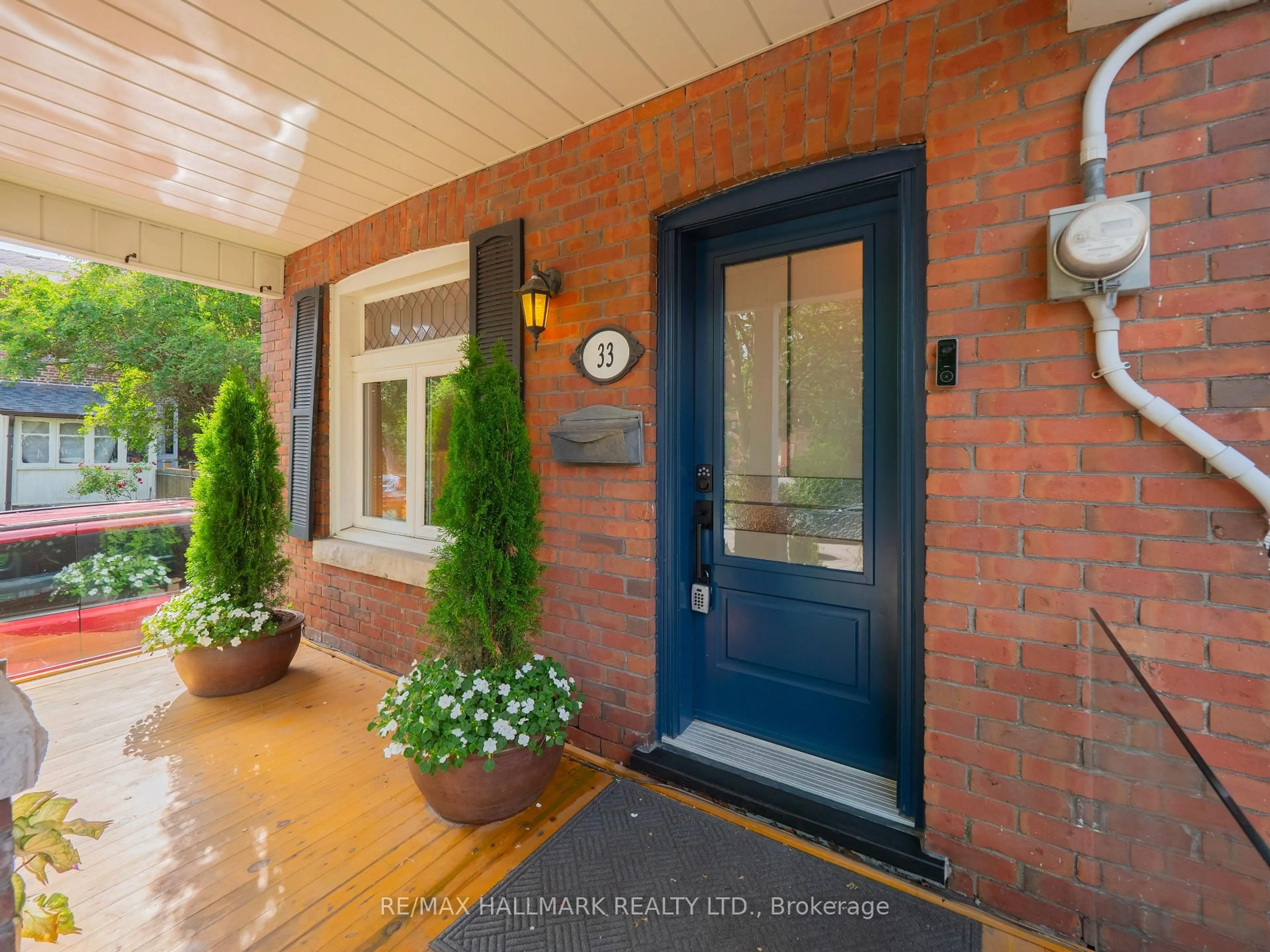 Indoor entryway for 33 Frizzell Ave, Toronto Ontario M4K 1H8