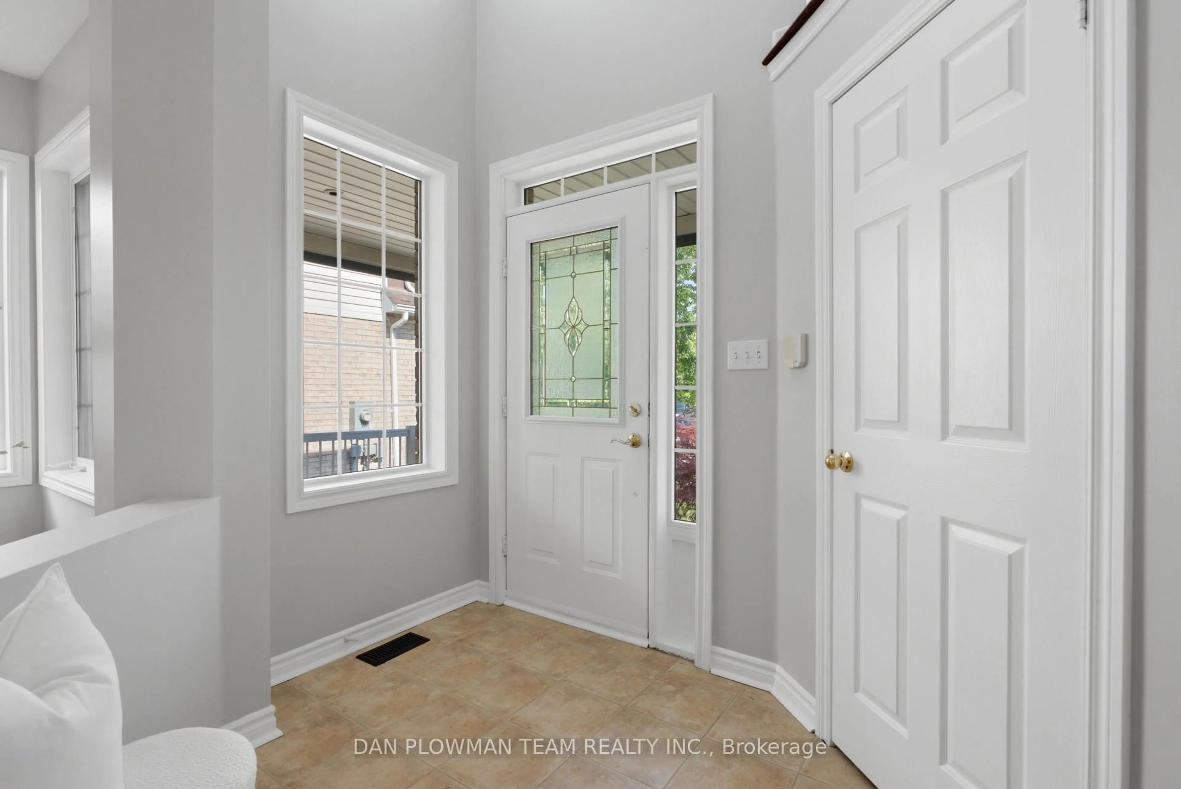 Indoor entryway for 30 Weldon St, Whitby Ontario L1R 2T4