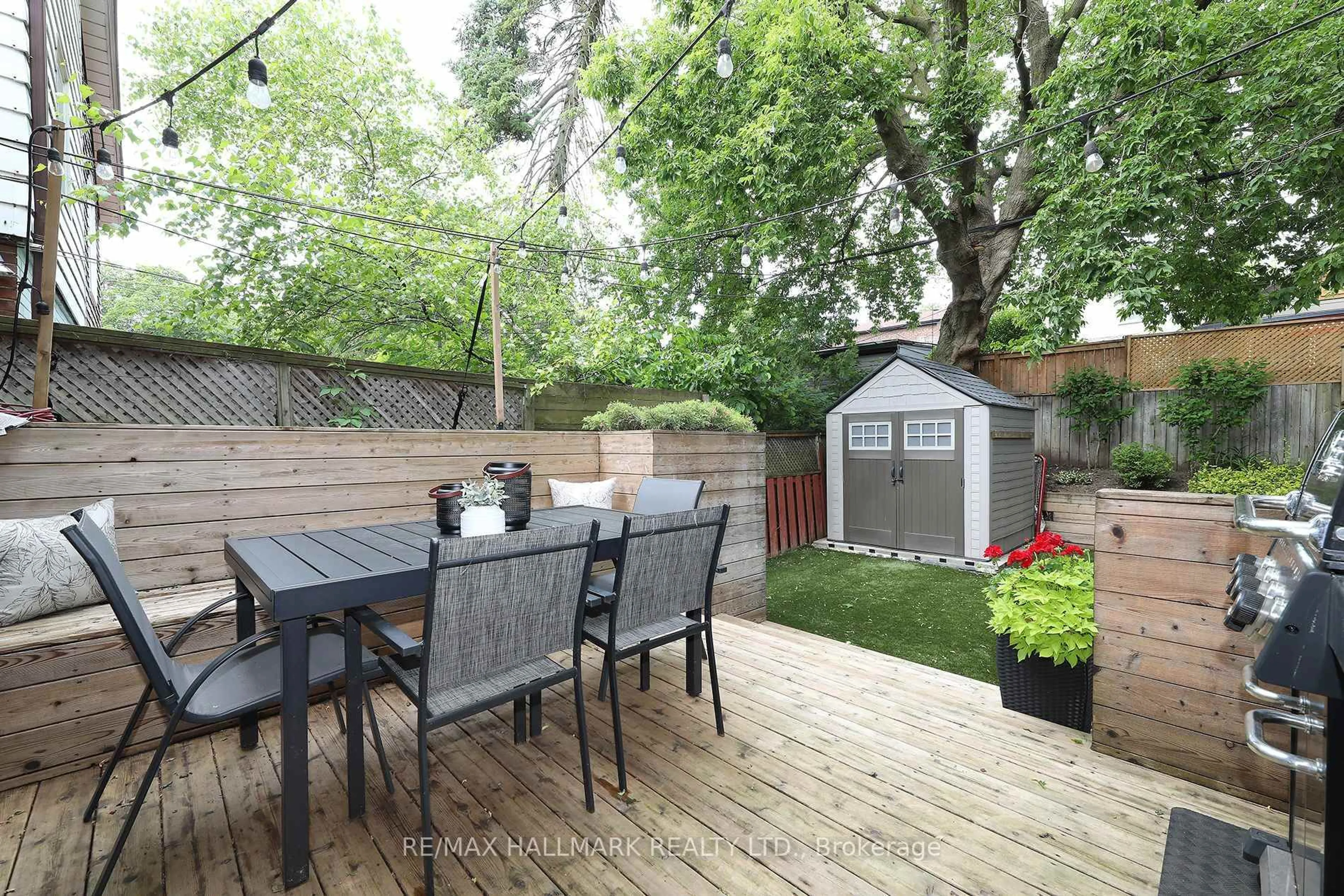 Patio, street for 339 Scarborough Rd, Toronto Ontario M4E 3M9