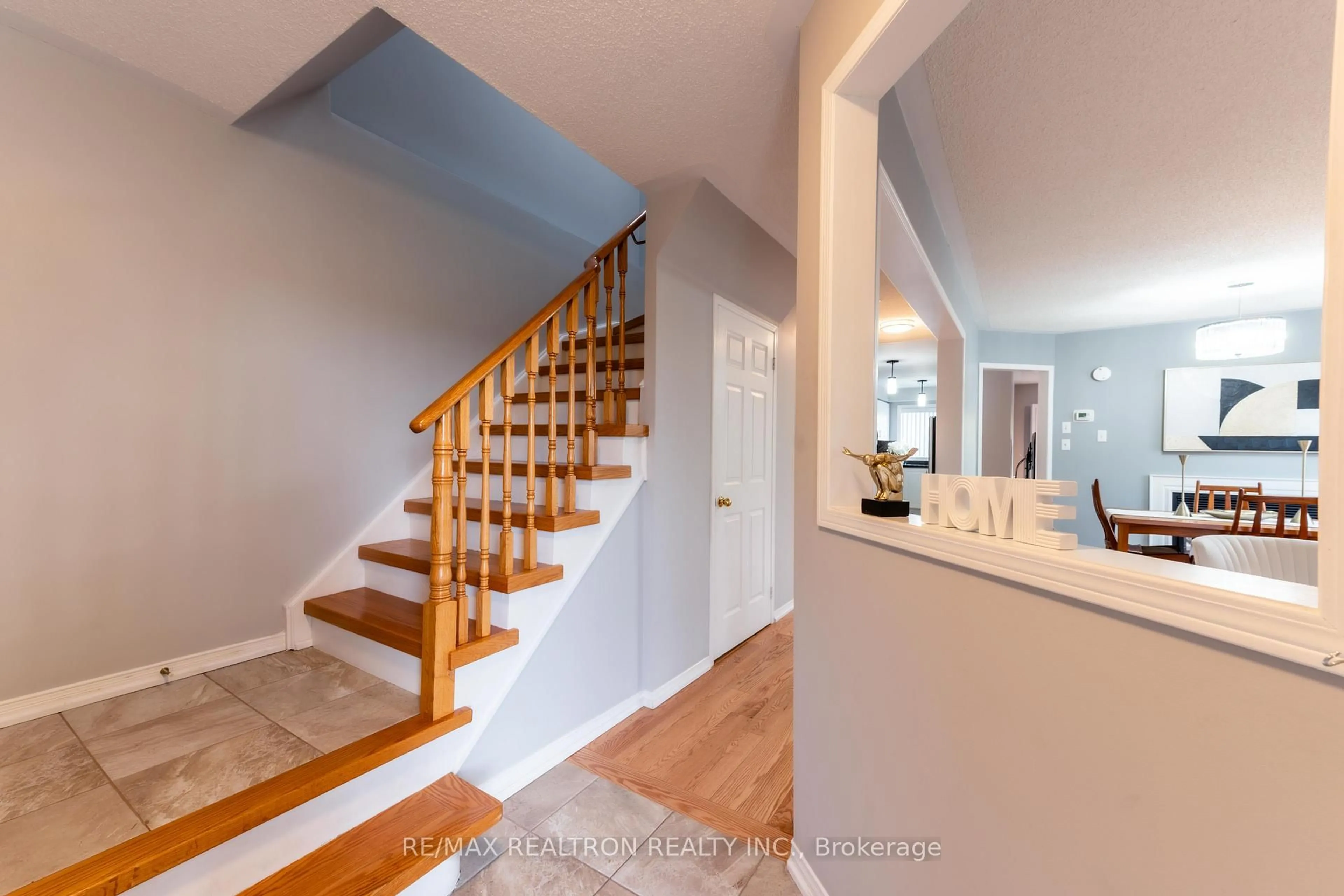 Indoor entryway for 41 Lax Ave, Ajax Ontario L1Z 1G7