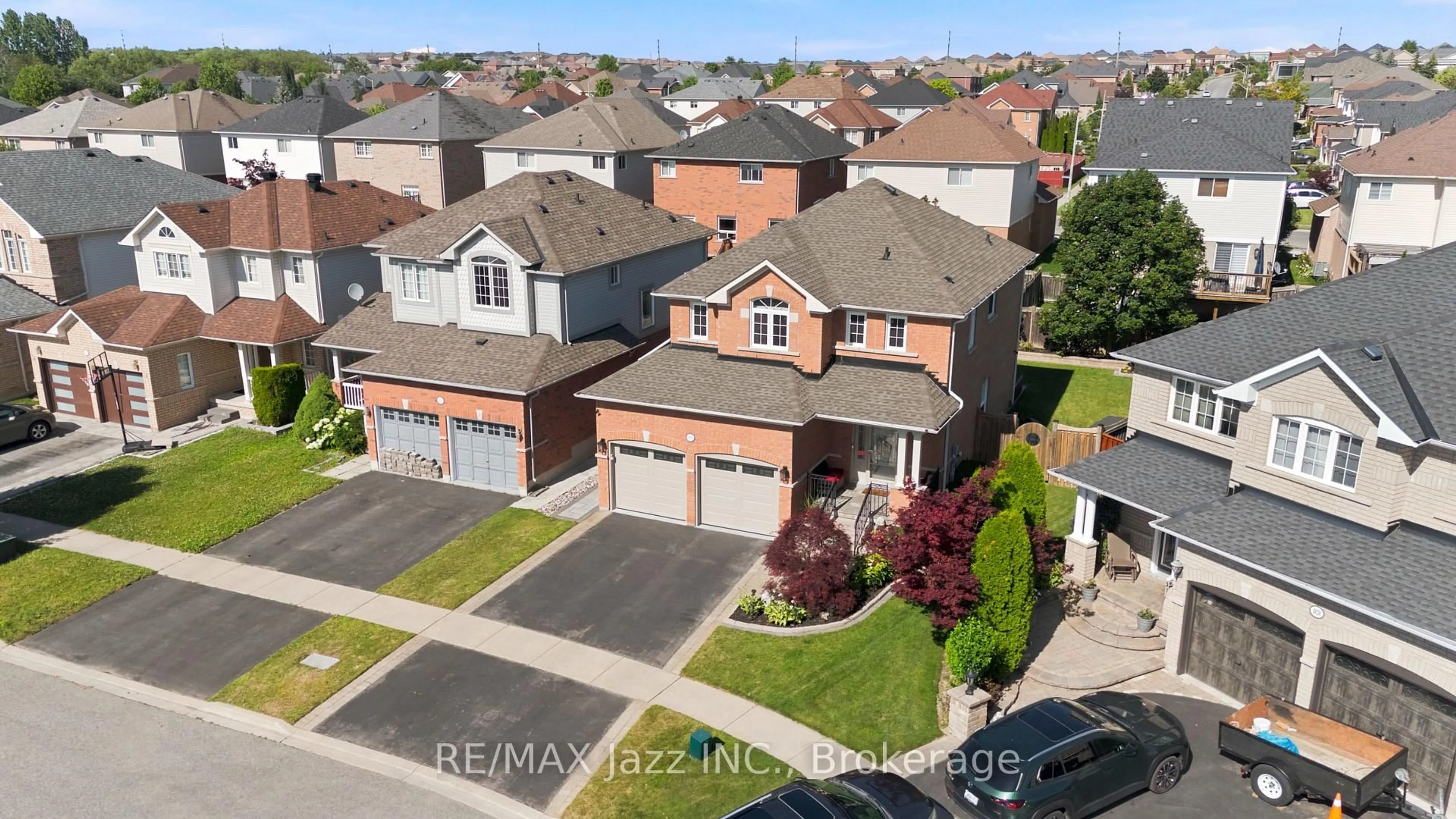 A pic from outside/outdoor area/front of a property/back of a property/a pic from drone, street for 1824 Birchview Dr, Oshawa Ontario L1K 3B9