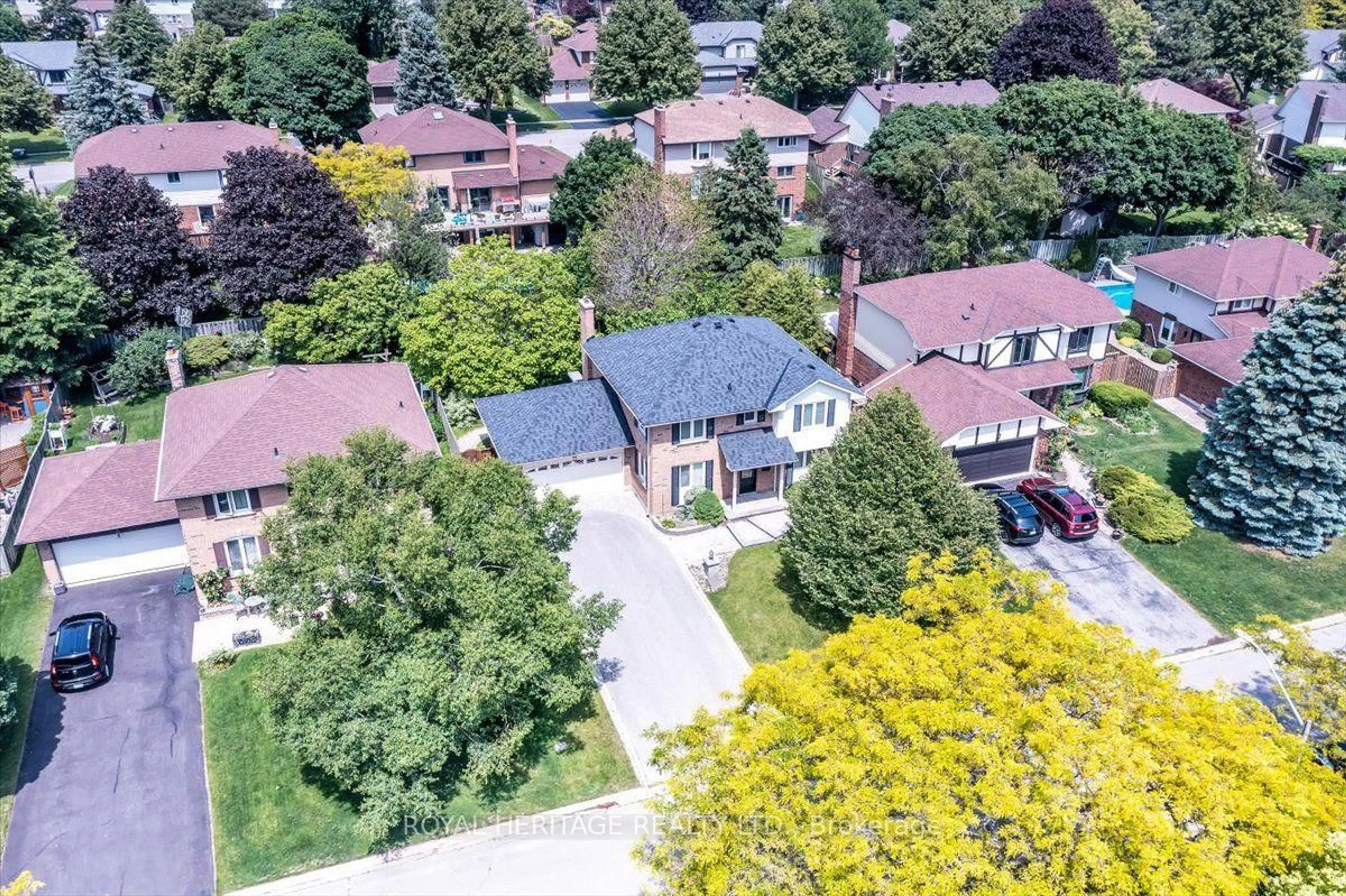 A pic from outside/outdoor area/front of a property/back of a property/a pic from drone, street for 15 Cadby Rd, Ajax Ontario L1S 3X6
