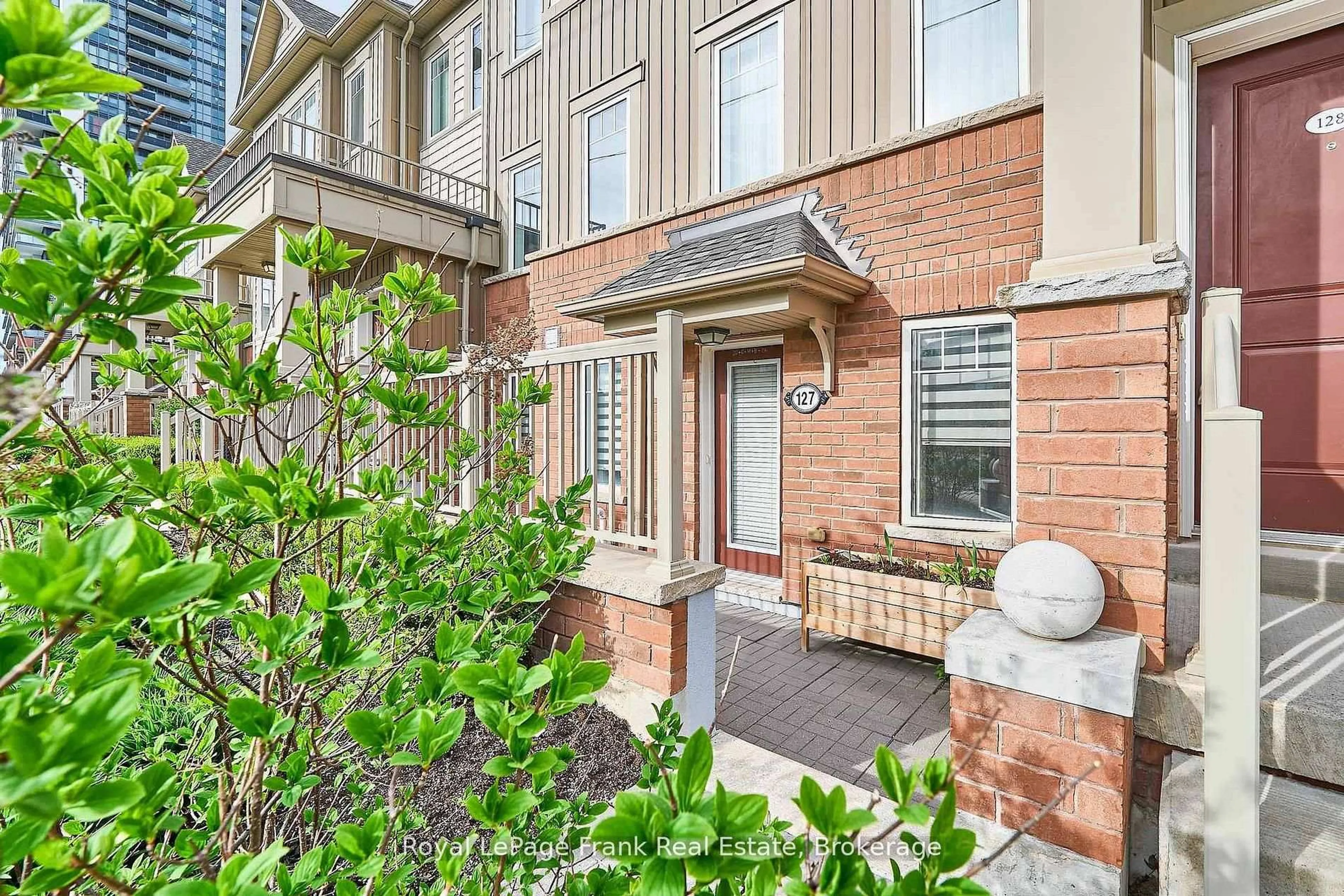Indoor entryway for 2500 Hill Rise Crt #127, Oshawa Ontario L1L 0M6
