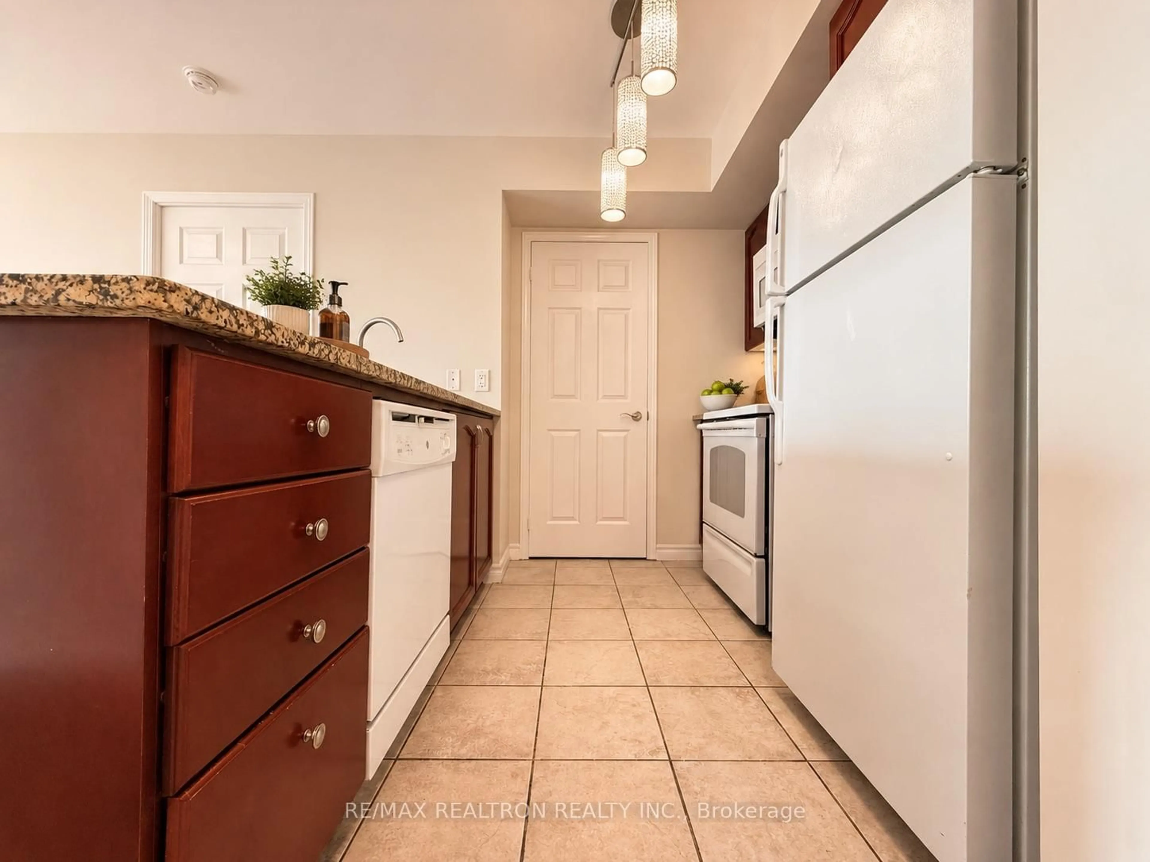 Standard kitchen, ceramic/tile floor for 68 Grangeway Ave #908, Toronto Ontario M1H 0A1