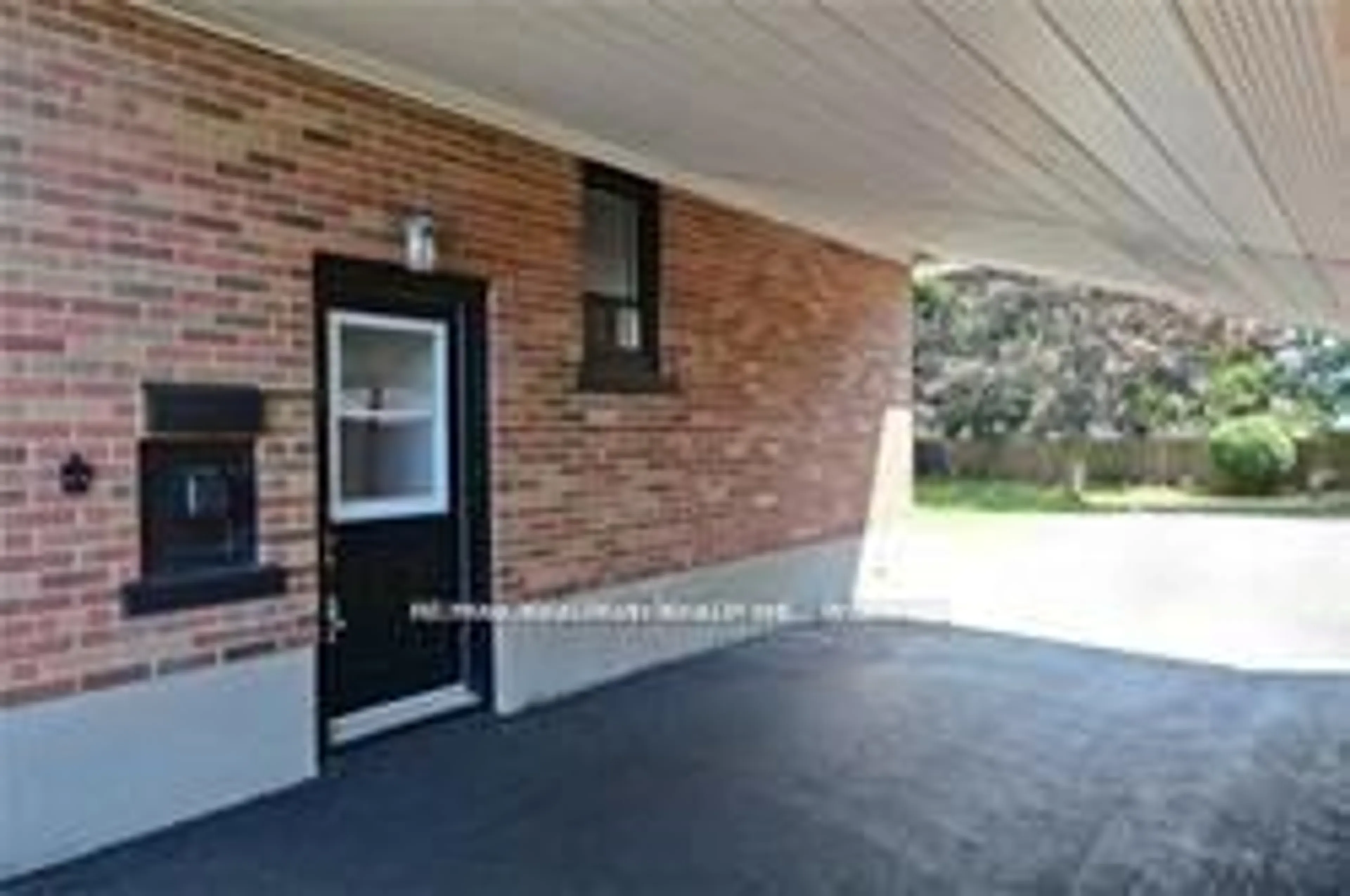 Indoor foyer for 607 Stevenson Rd, Oshawa Ontario L1J 5P2