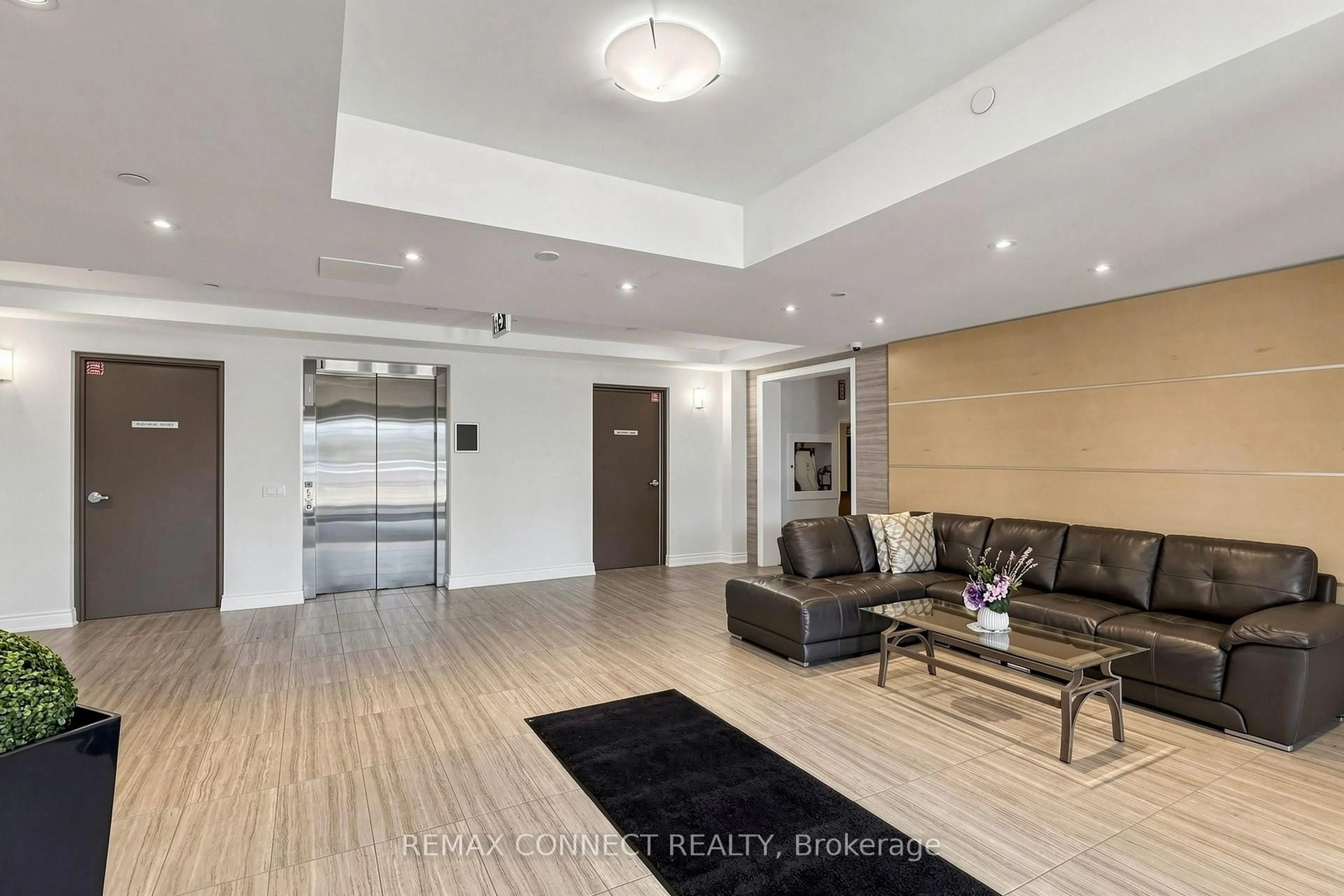 Indoor foyer for 84 Aspen Springs Dr #307, Clarington Ontario L1C 0V3