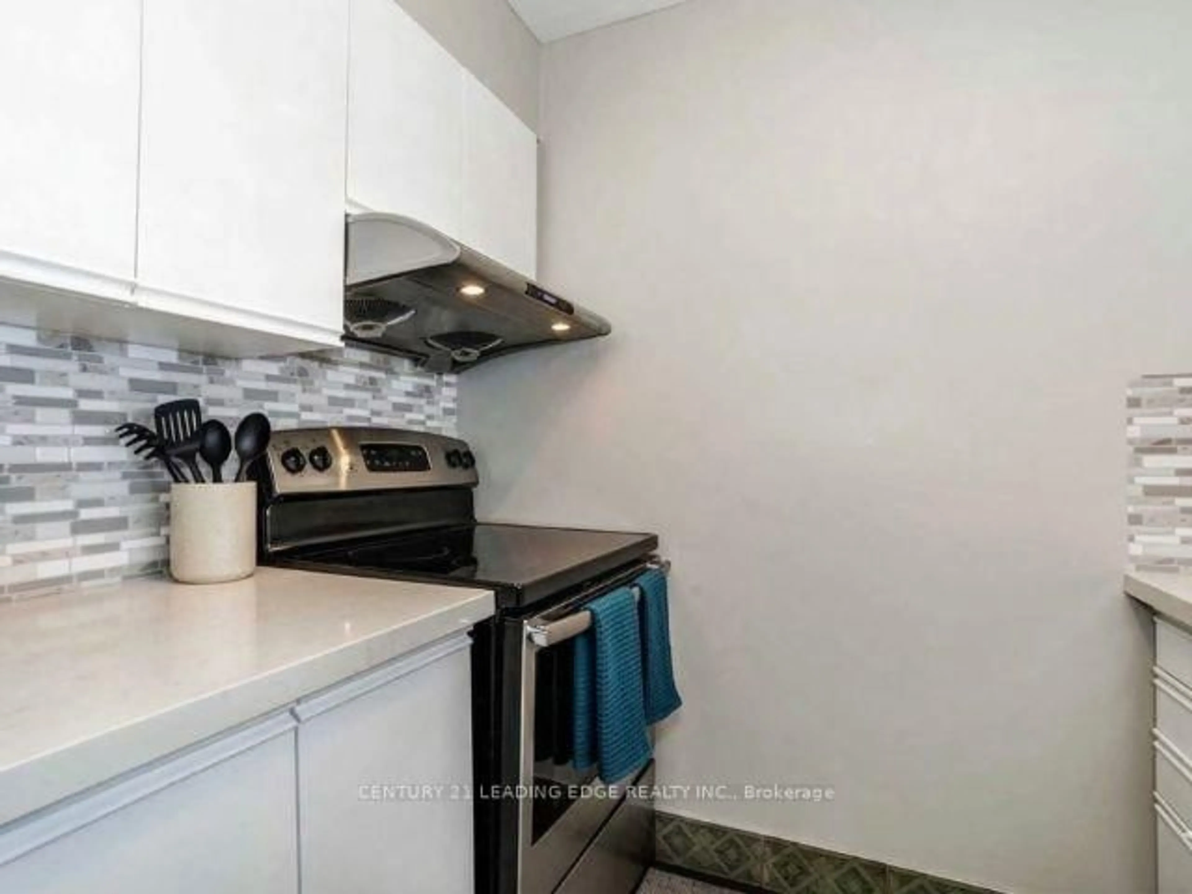 Standard kitchen, unknown for 1665 Pickering Pkwy #815, Pickering Ontario L1V 6L4