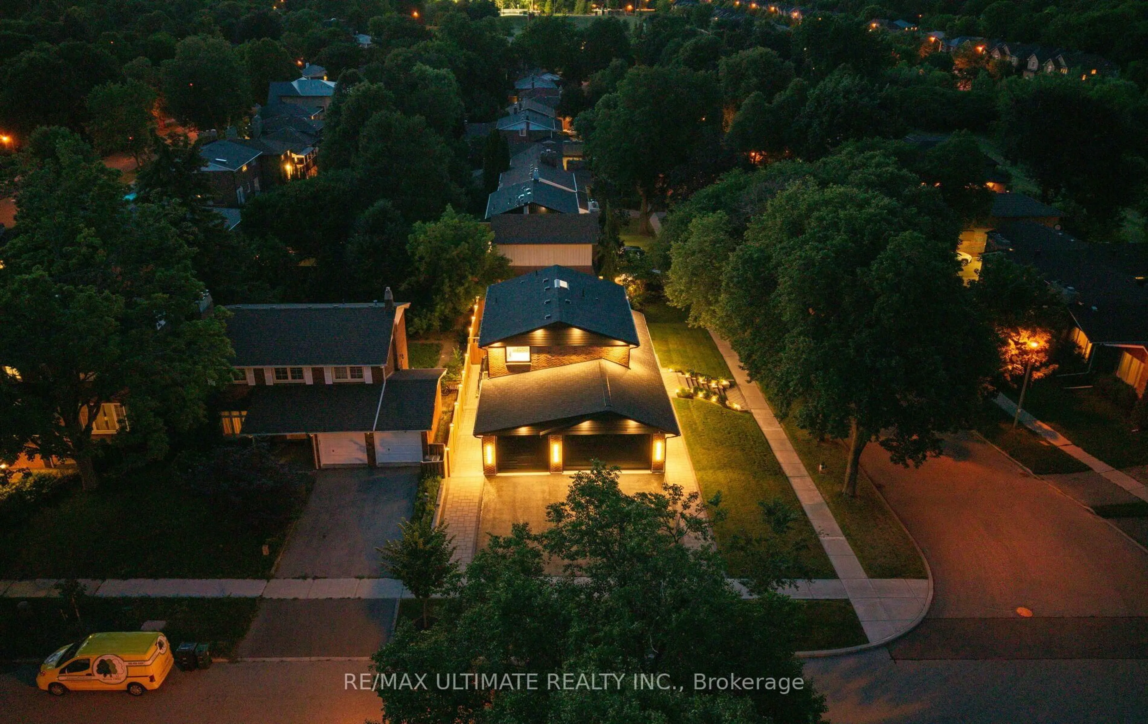 A pic from outside/outdoor area/front of a property/back of a property/a pic from drone, city buildings view from balcony for 46 Wicklow Dr, Toronto Ontario M1T 1R5
