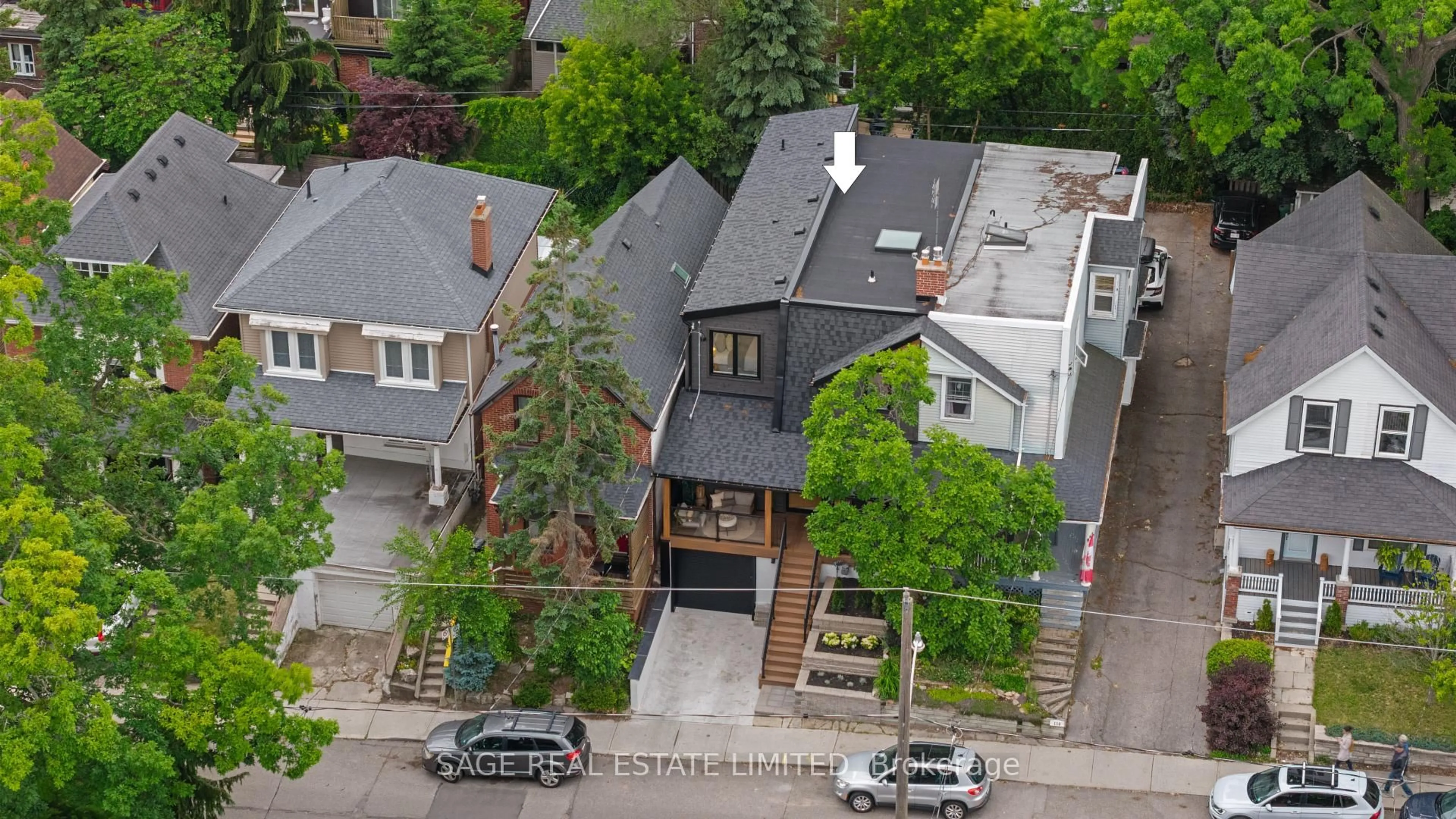 A pic from outside/outdoor area/front of a property/back of a property/a pic from drone, street for 116 Lee Ave, Toronto Ontario M4E 2P3