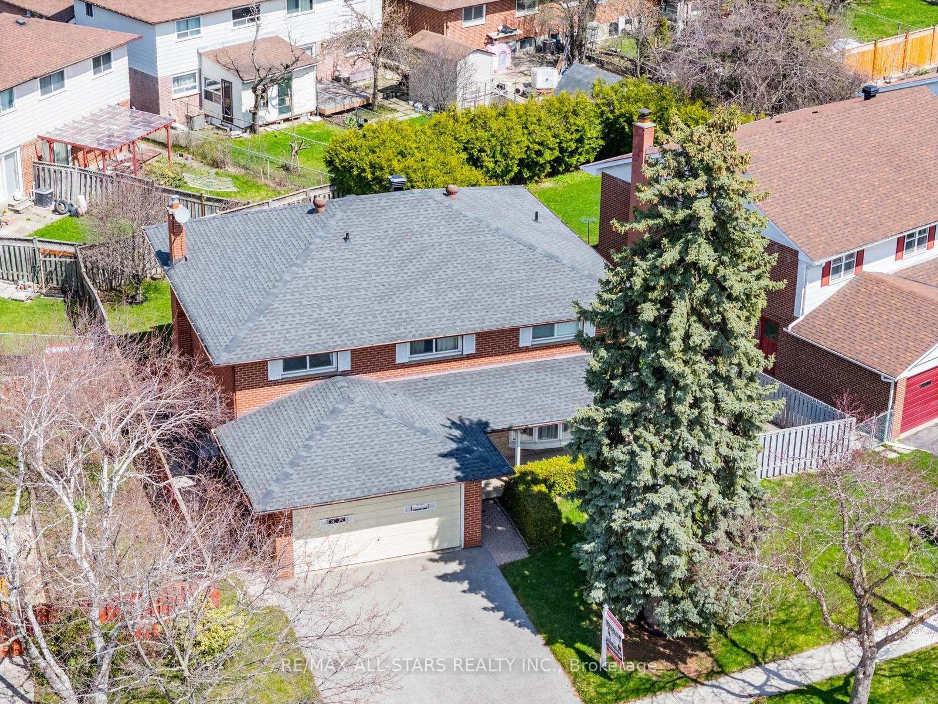 A pic from outside/outdoor area/front of a property/back of a property/a pic from drone, street for 57 Gloxinia Cres, Toronto Ontario M1W 2C5