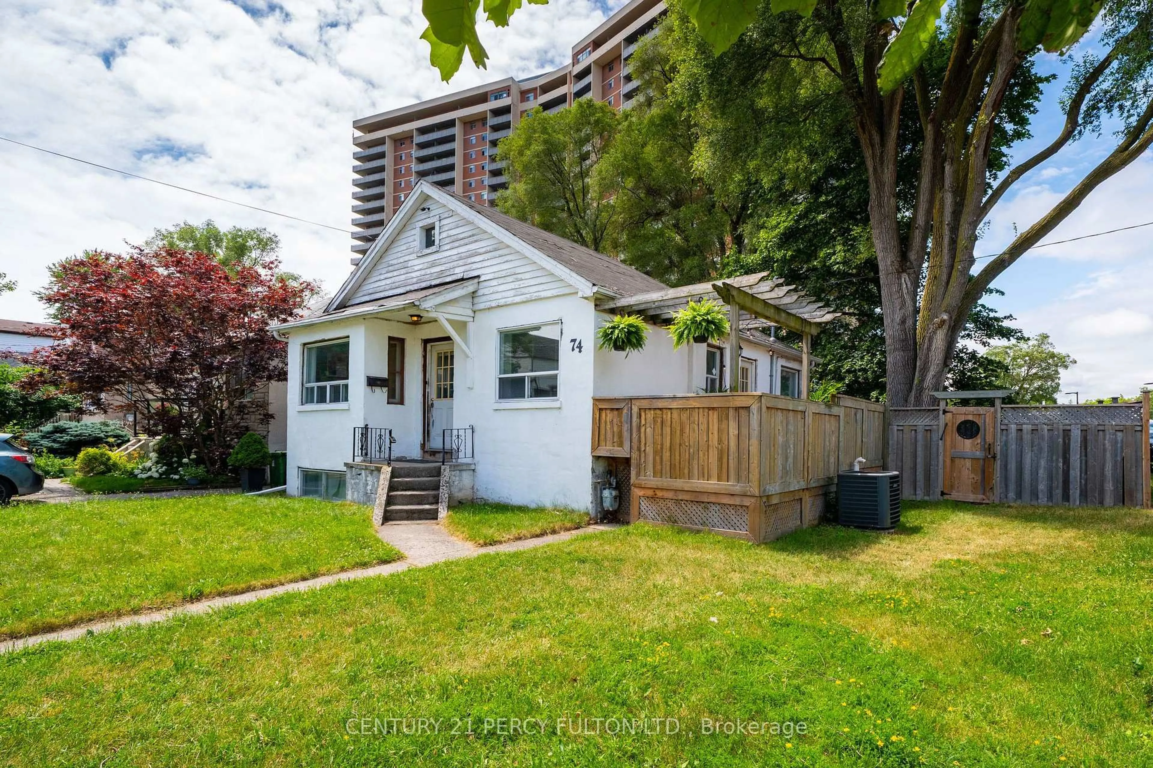 A pic from outside/outdoor area/front of a property/back of a property/a pic from drone, street for 74 St. Dunstan Dr, Toronto Ontario M1L 2V5