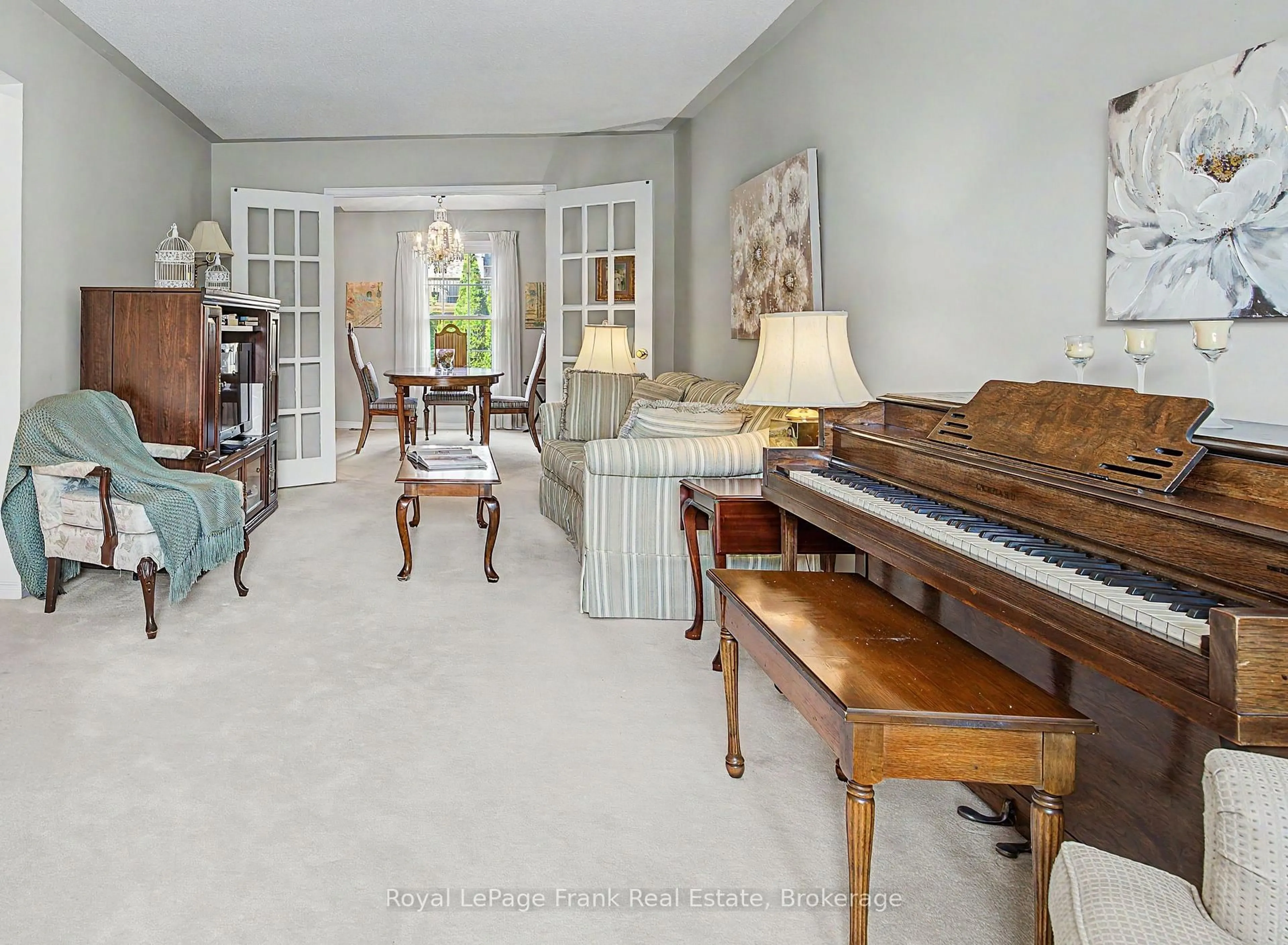 Indoor foyer for 1610 CRAWFORTH St #20, Whitby Ontario L1N 9B1