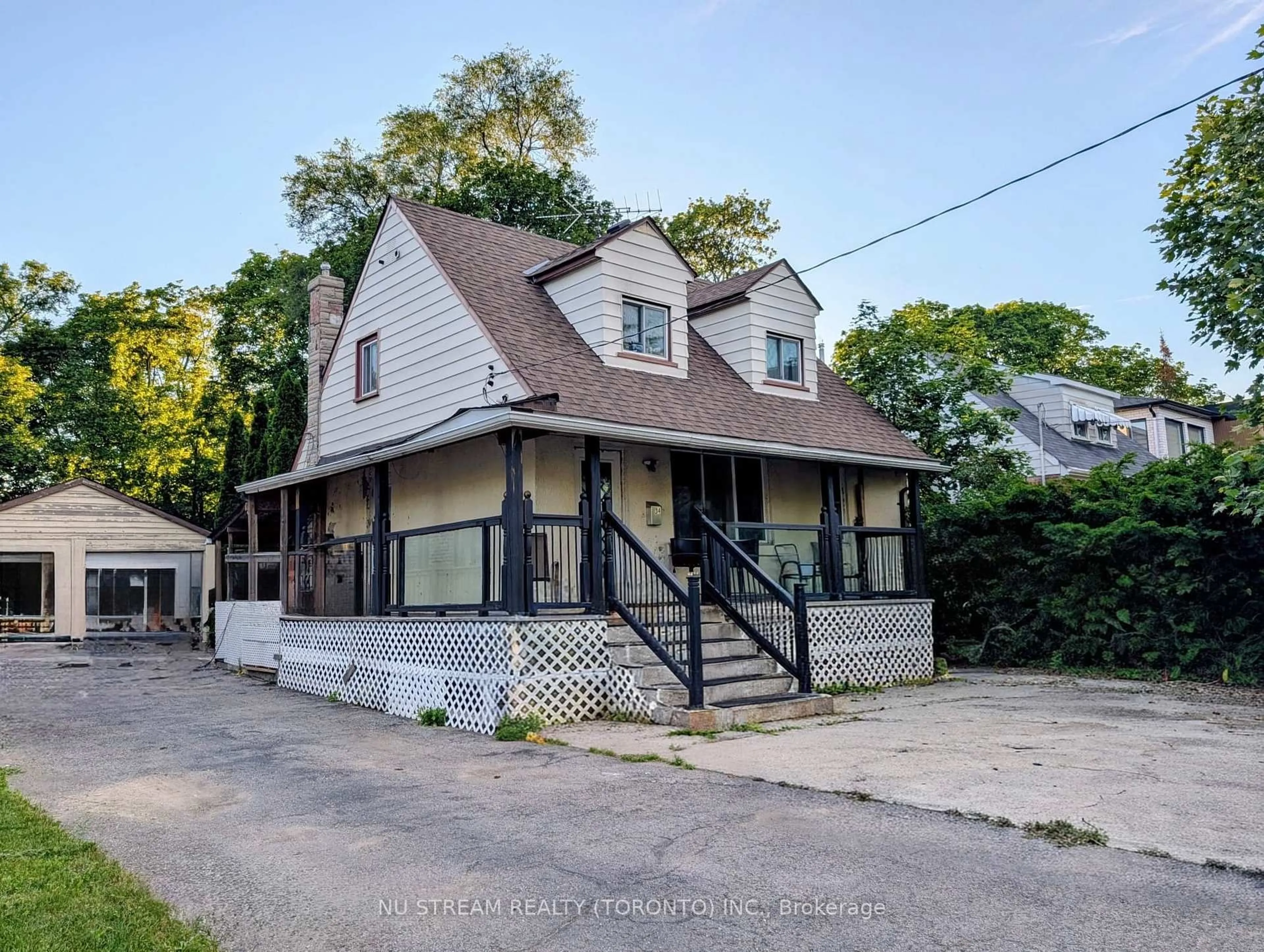 A pic from outside/outdoor area/front of a property/back of a property/a pic from drone, street for 34 Fairwood Cres, Toronto Ontario M1E 3T3