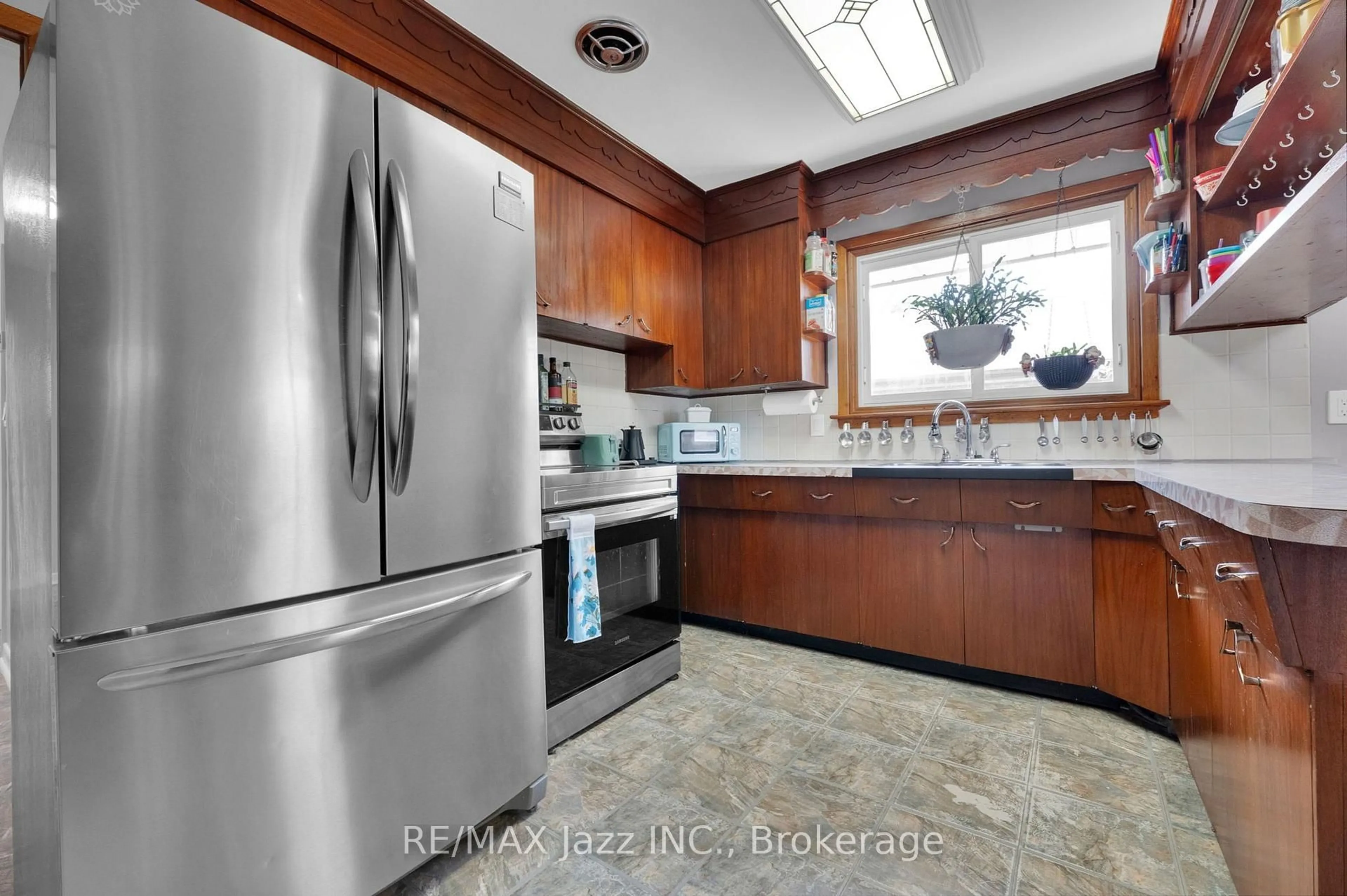 Standard kitchen, ceramic/tile floor for 217 Annis St, Oshawa Ontario L1H 3P7