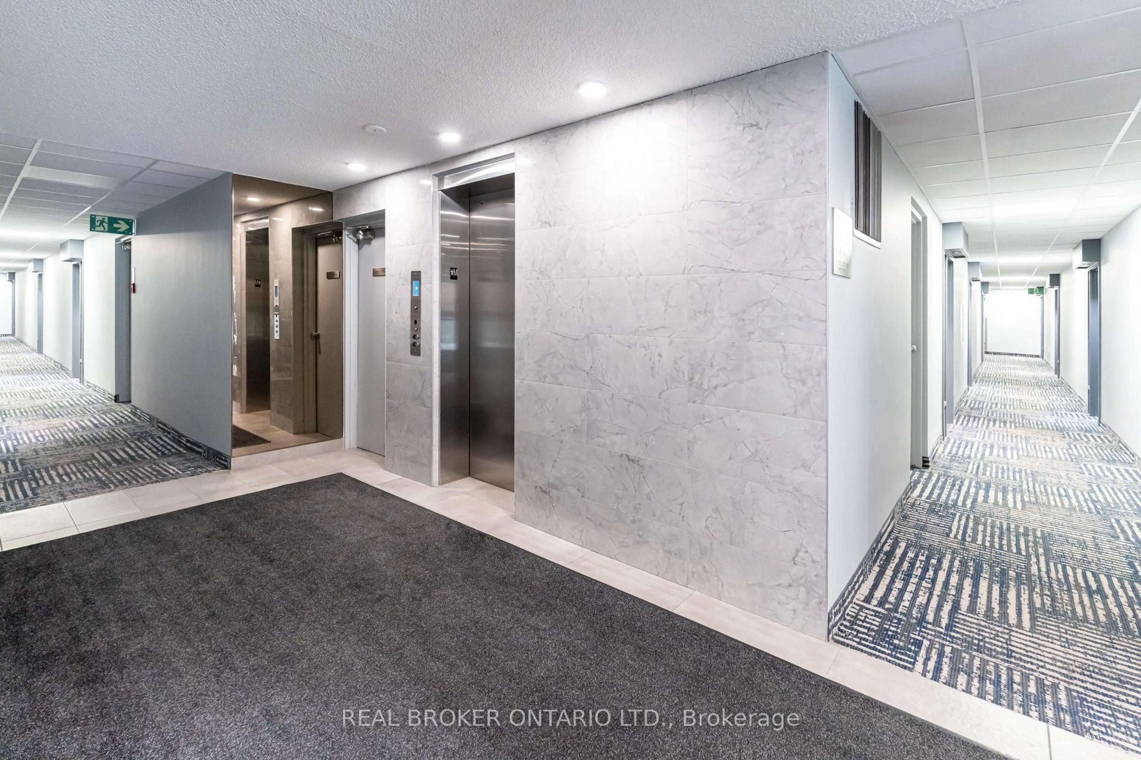 Indoor foyer for 4060 Lawrence Ave #402, Toronto Ontario M1E 4V4
