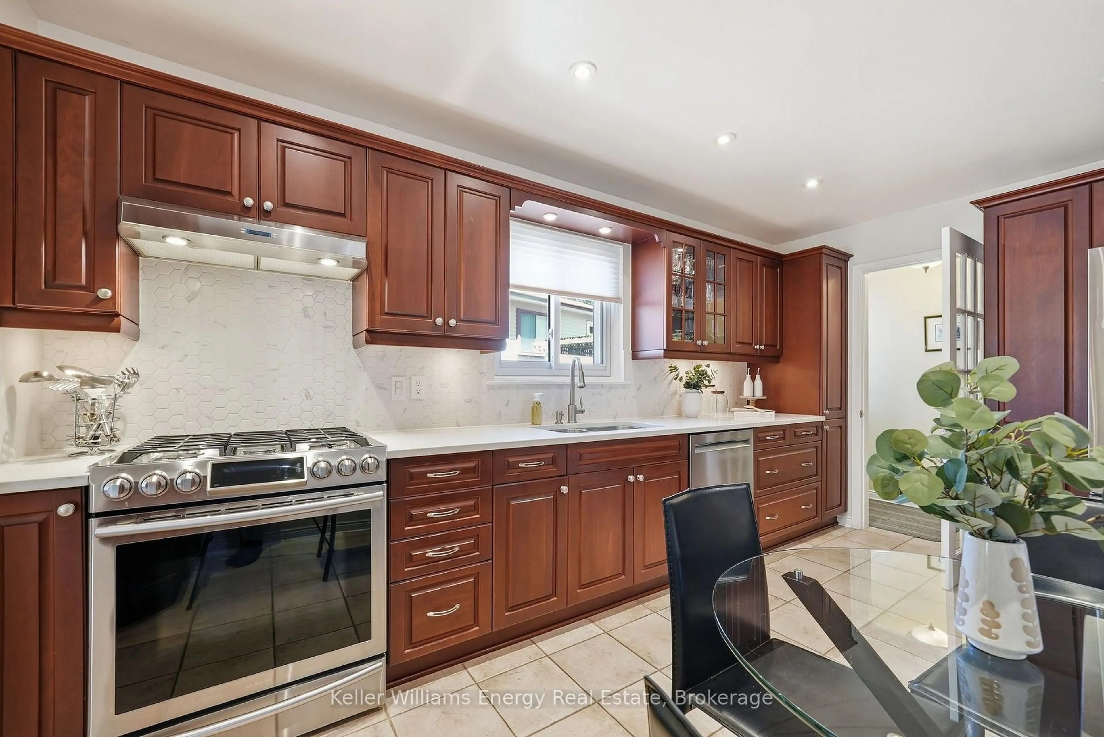 Standard kitchen, ceramic/tile floor for 20 Proud Grve, Toronto Ontario M1B 1S2
