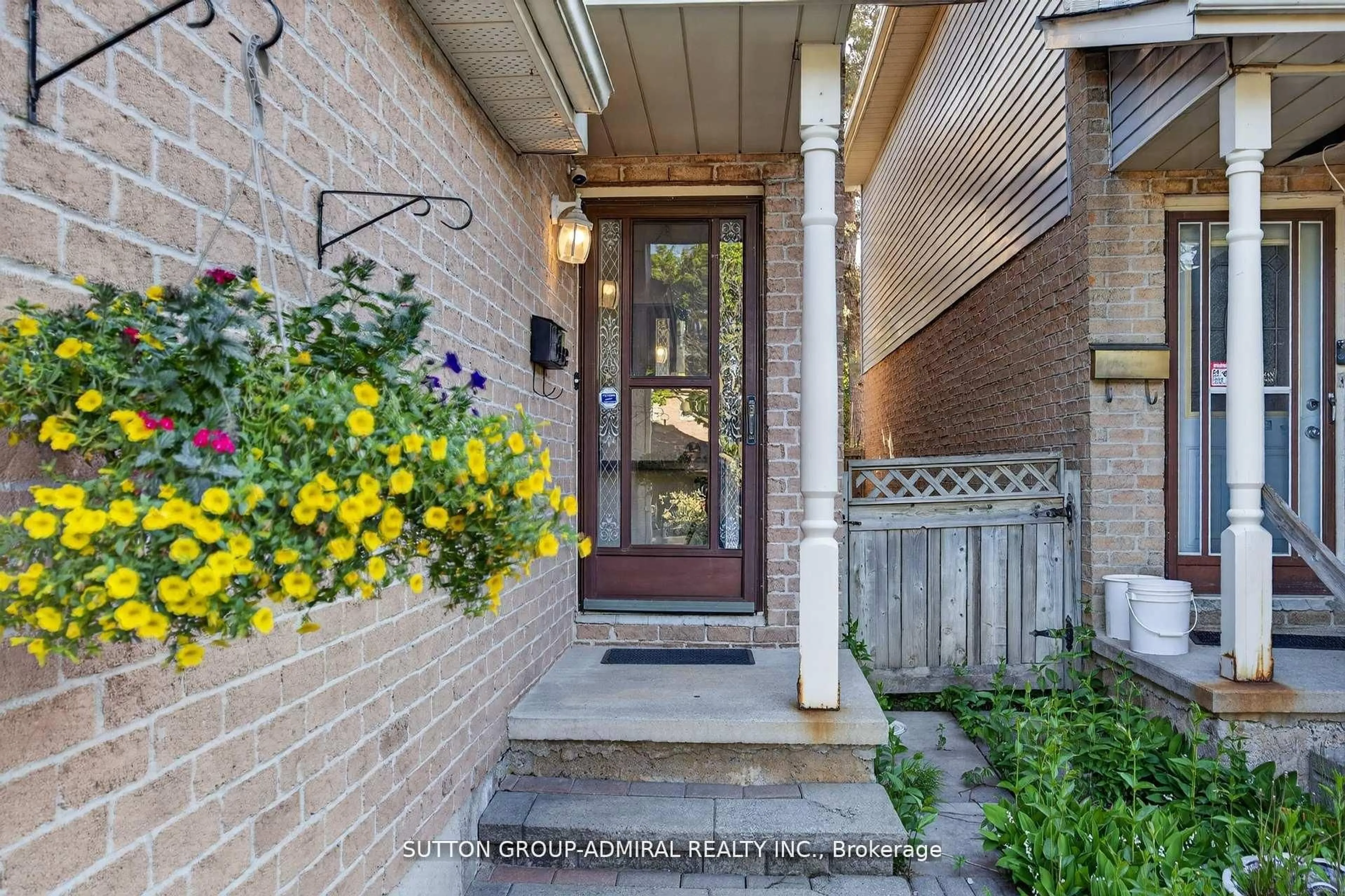 Indoor entryway for 90 Rice Dr, Whitby Ontario L1N 7Y3