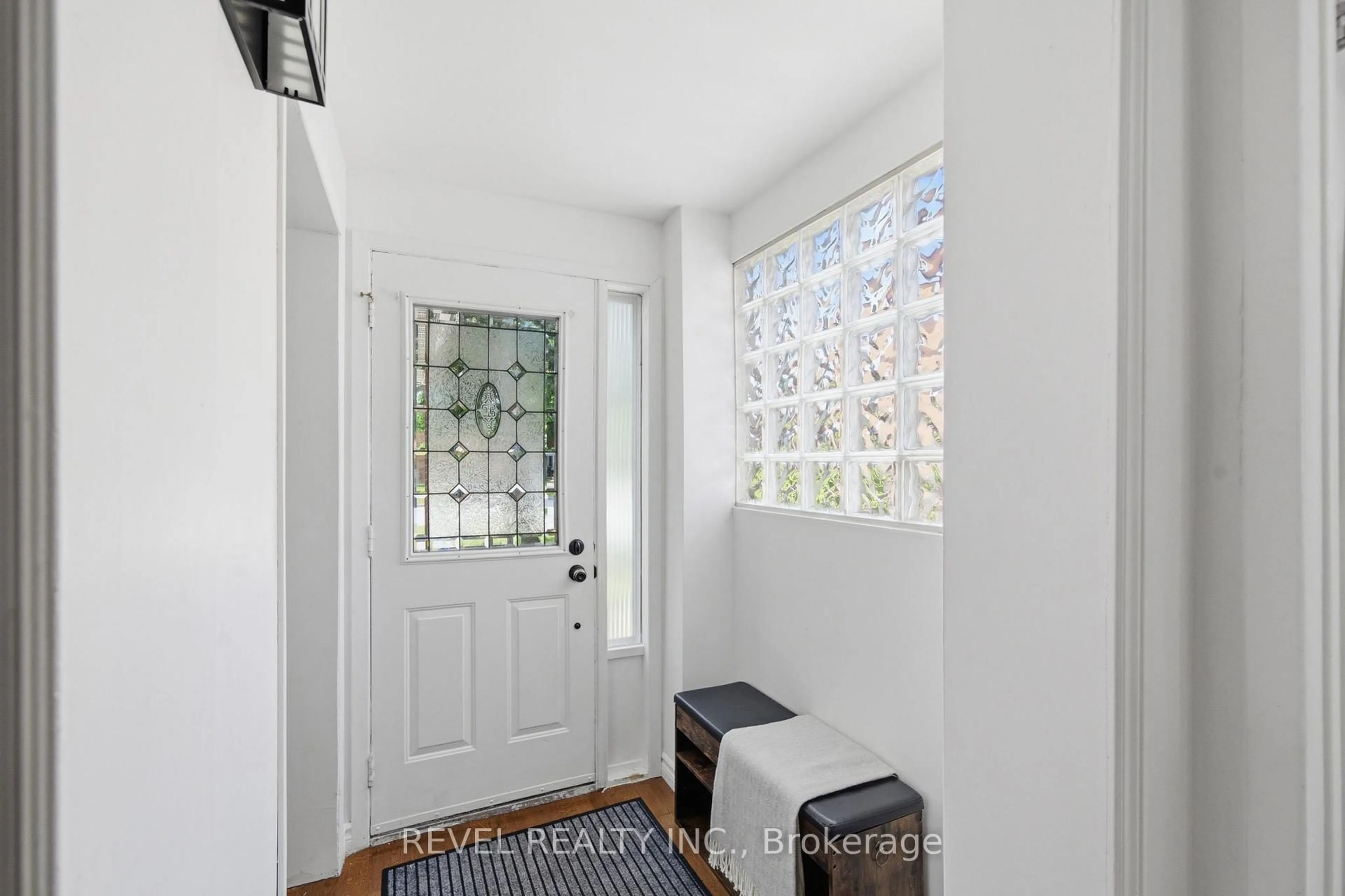 Indoor entryway for 13 Flowers Cres, Ajax Ontario L1S 4B9