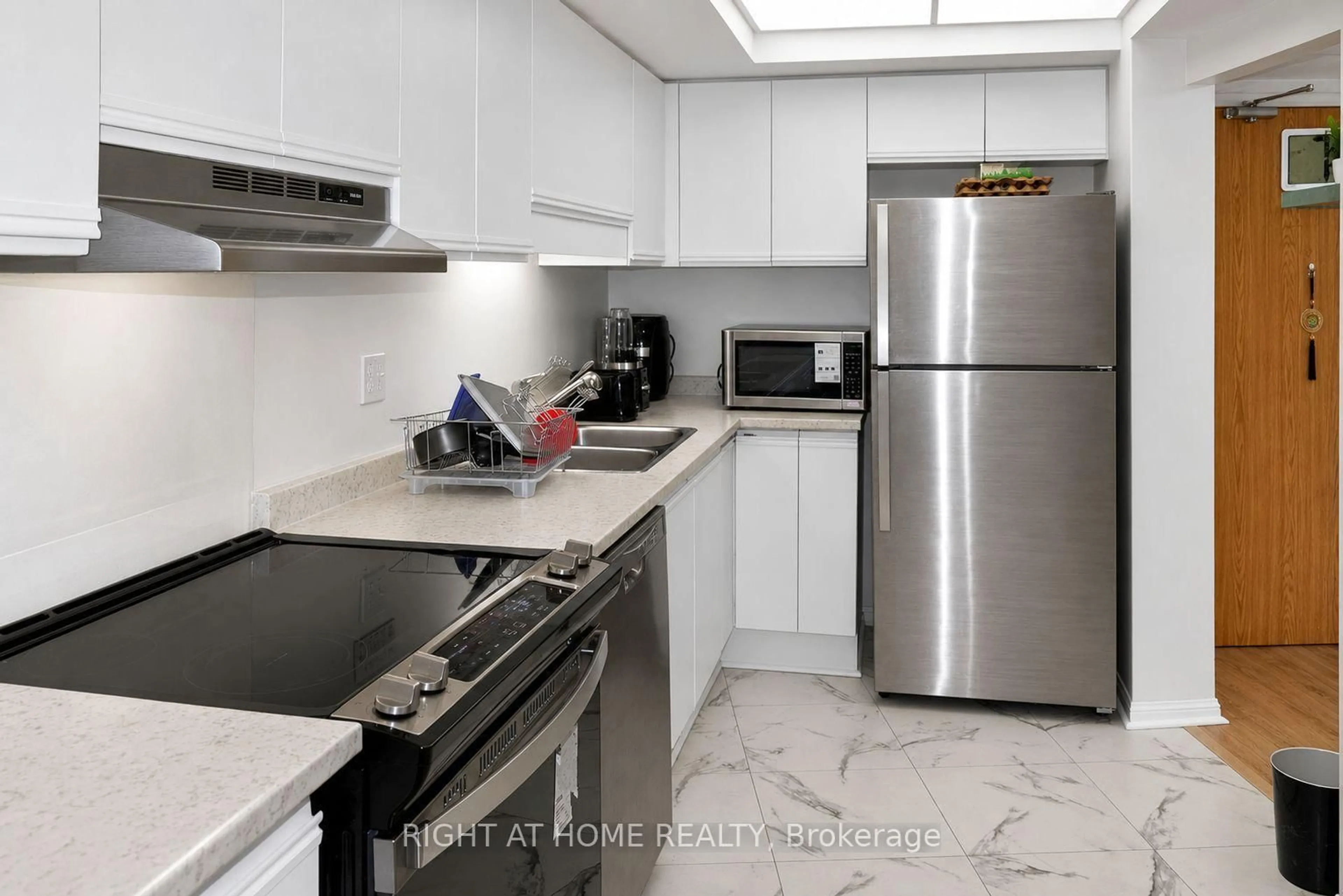 Standard kitchen, ceramic/tile floor for 757 Victoria Park Ave #1501, Toronto Ontario M4C 5N8