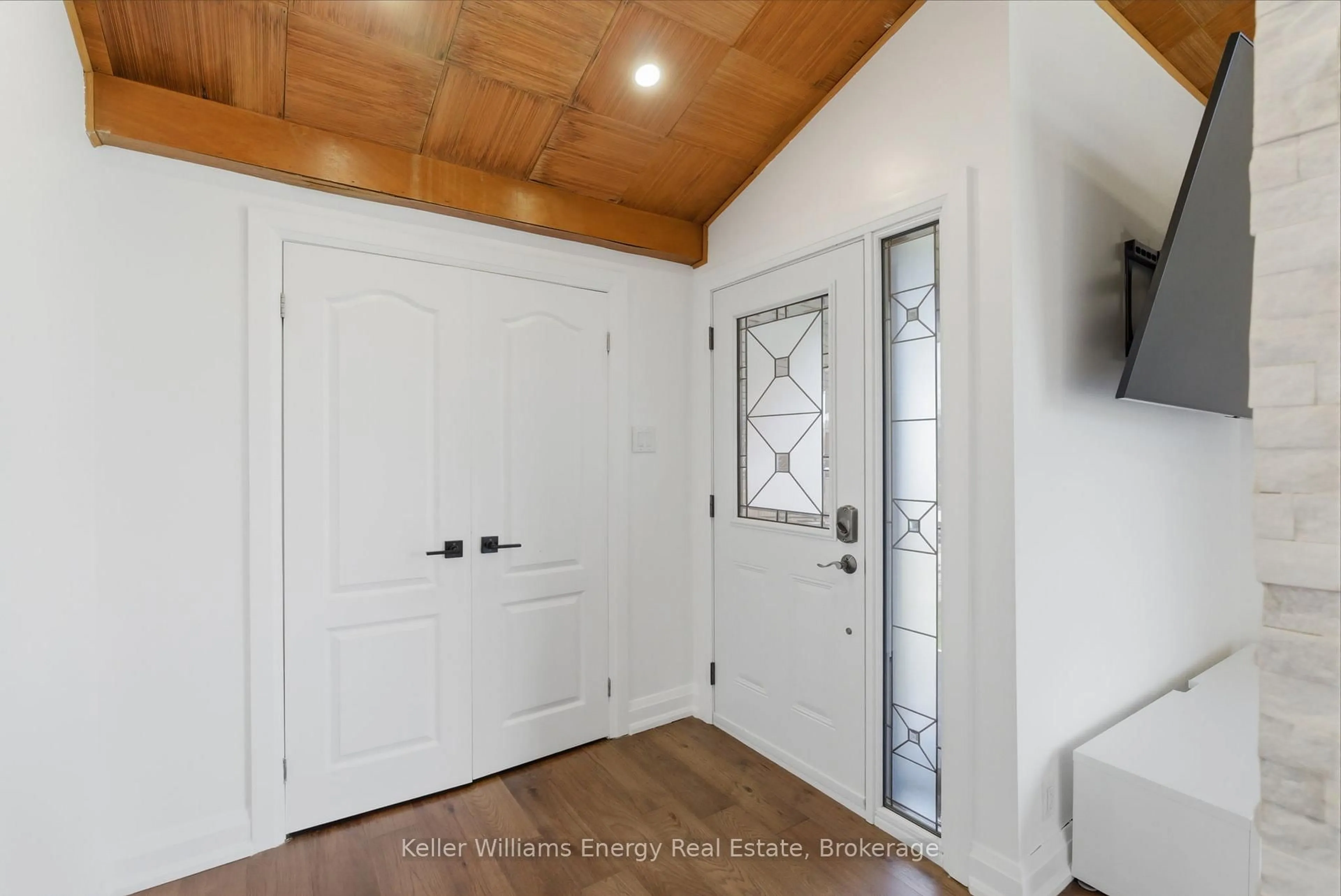 Indoor entryway for 297 Grandview St, Oshawa Ontario L1H 7C6