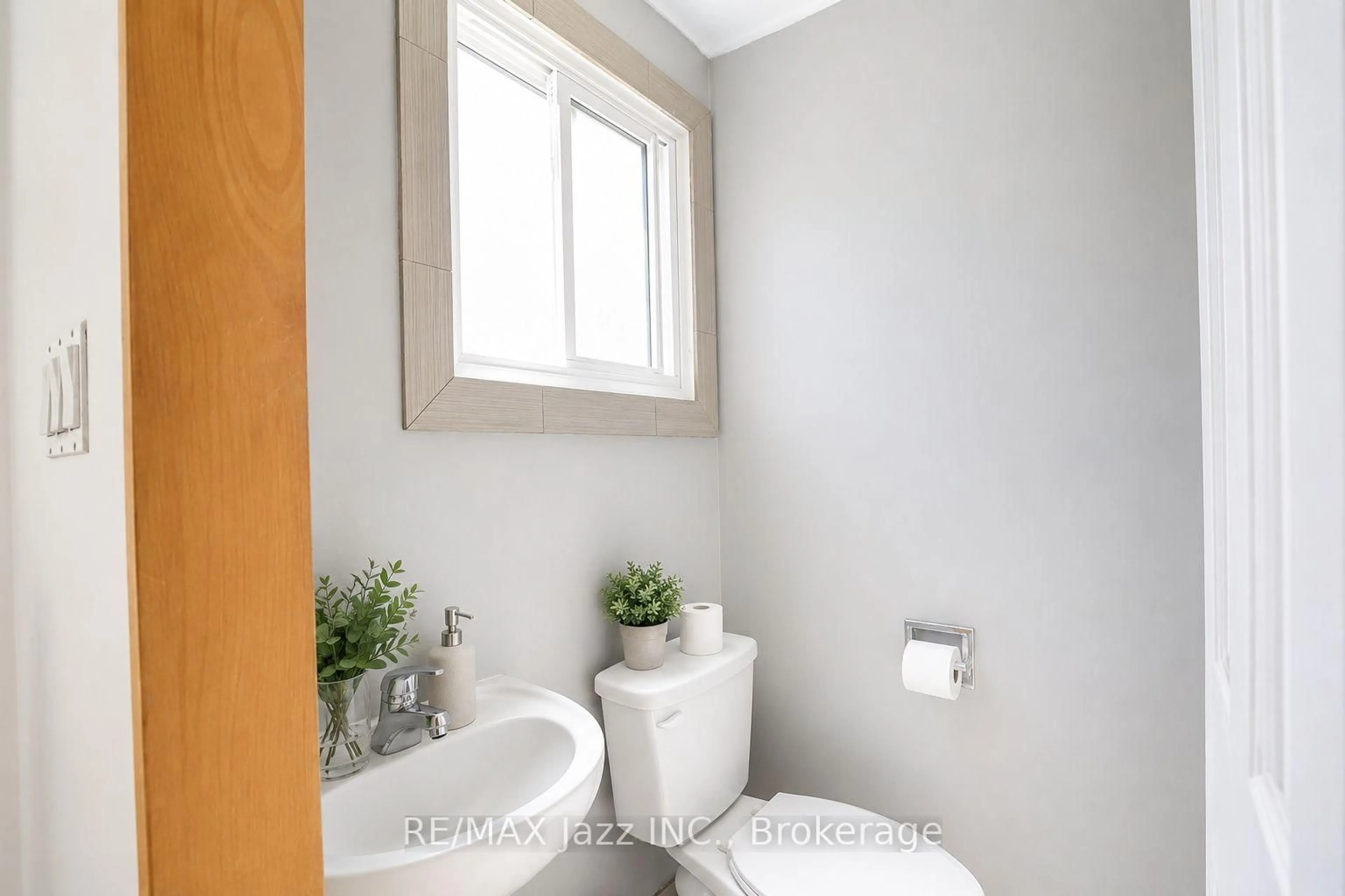 Standard bathroom, unknown for 822 Modlin Rd, Pickering Ontario L1W 1V5
