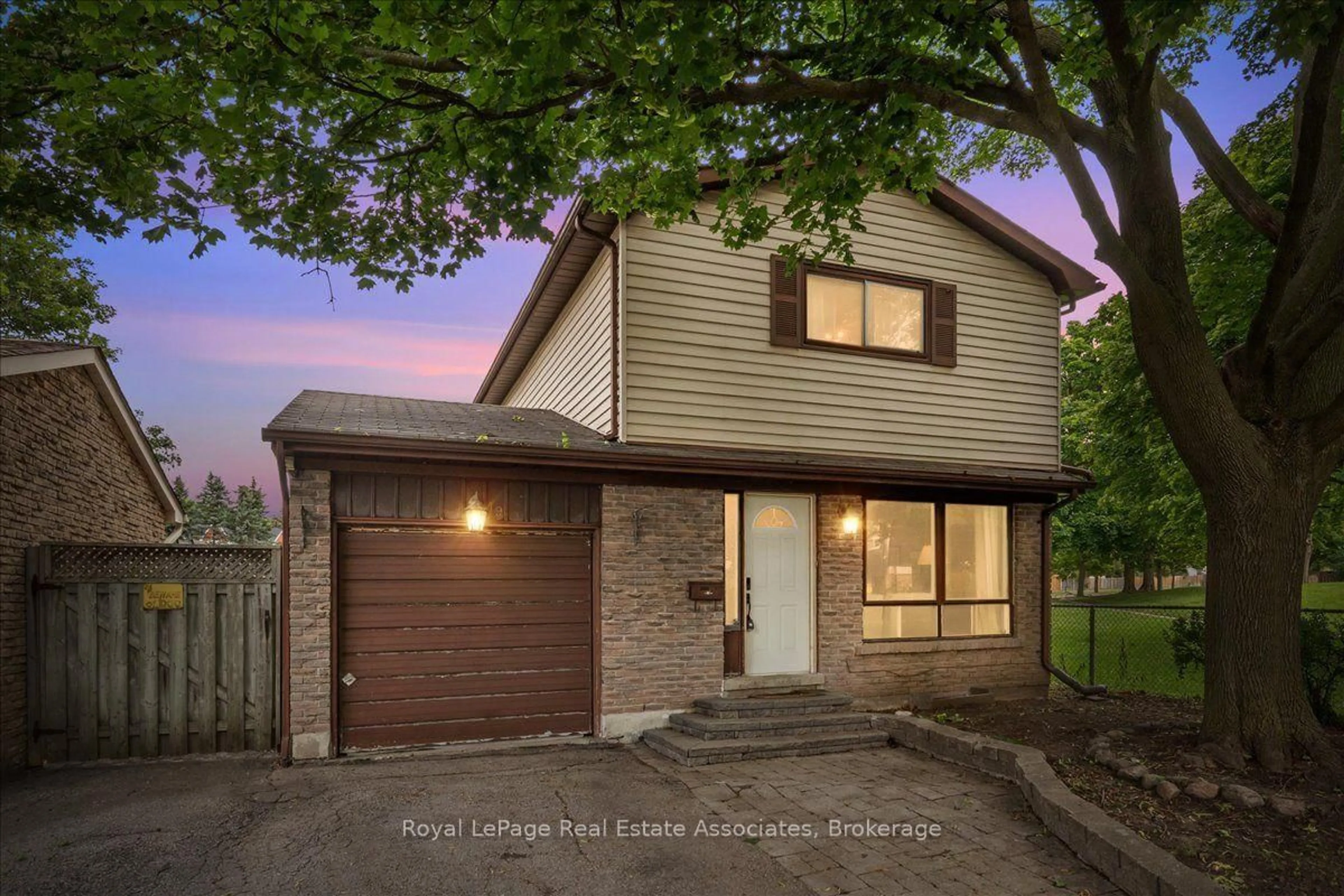 Home with brick exterior material, street for 19 Harrison Crt, Whitby Ontario L1N 6E2
