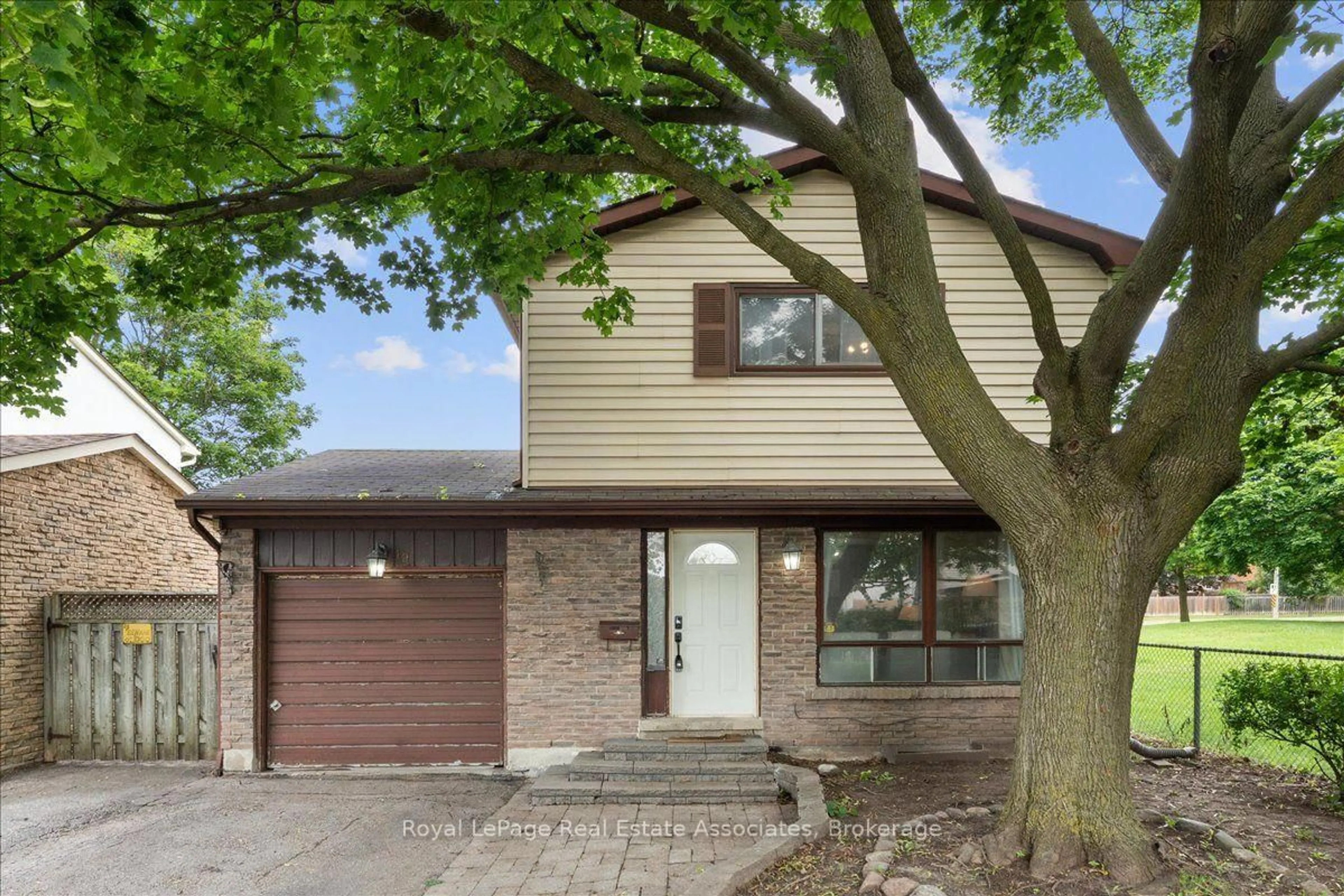 Home with brick exterior material, street for 19 Harrison Crt, Whitby Ontario L1N 6E2