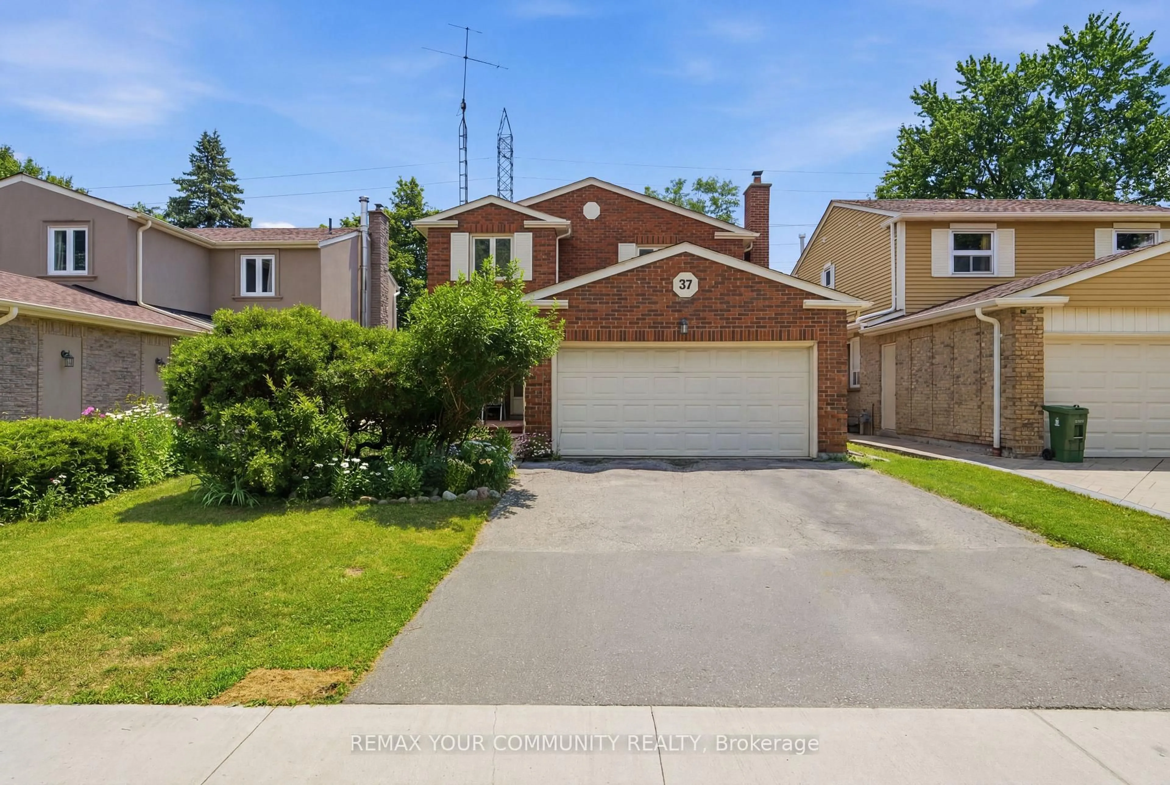 A pic from outside/outdoor area/front of a property/back of a property/a pic from drone, street for 37 Longbow Sq, Toronto Ontario M1W 2W6