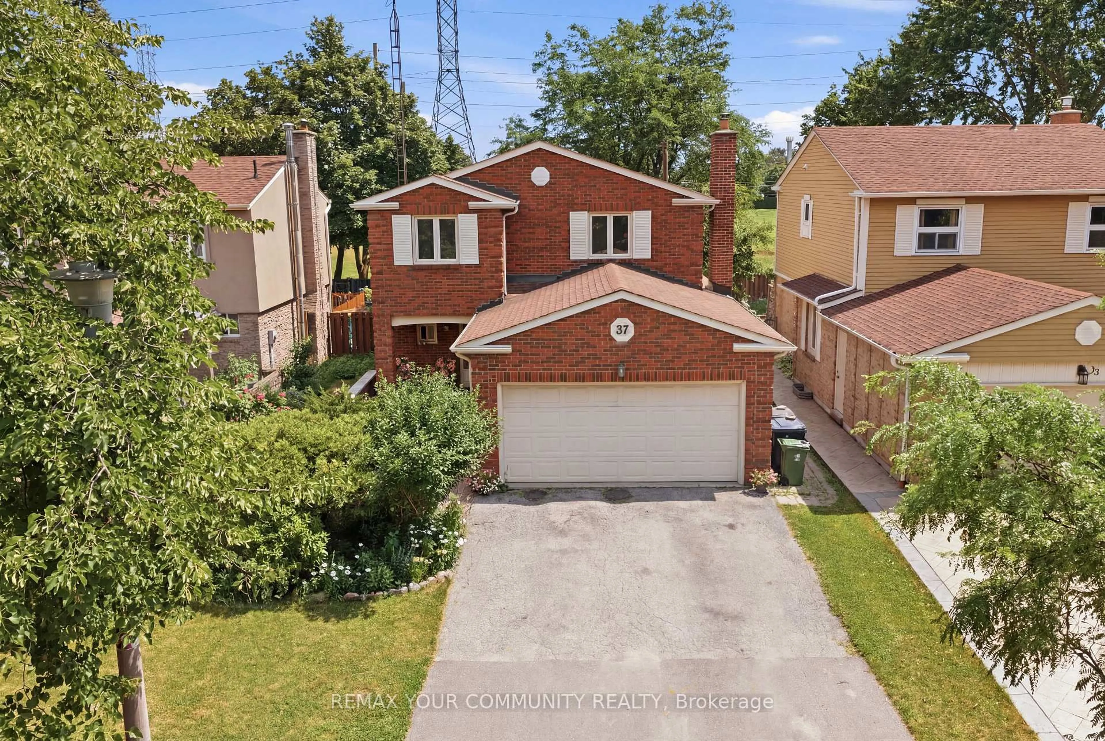 A pic from outside/outdoor area/front of a property/back of a property/a pic from drone, street for 37 Longbow Sq, Toronto Ontario M1W 2W6