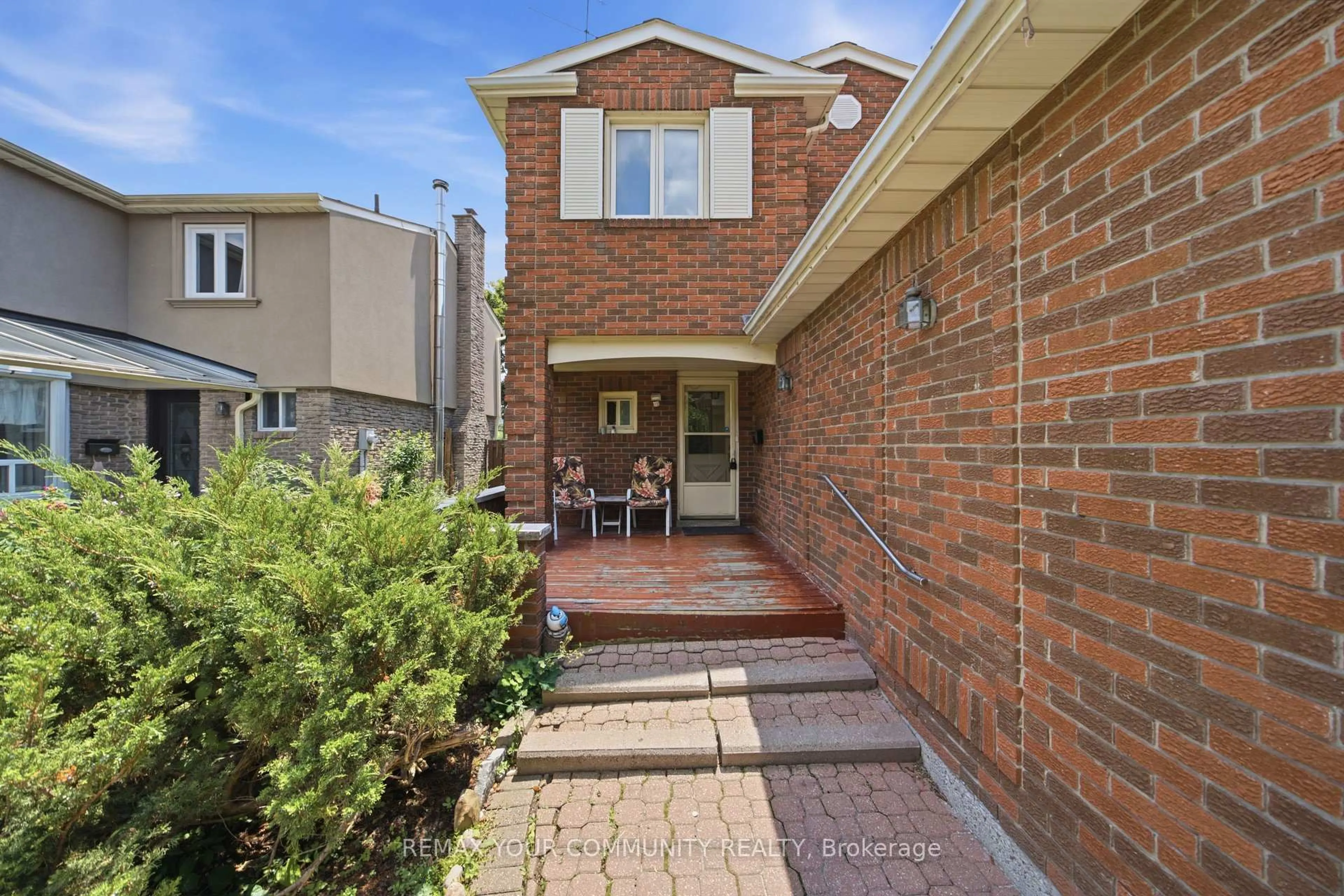 Home with brick exterior material, street for 37 Longbow Sq, Toronto Ontario M1W 2W6
