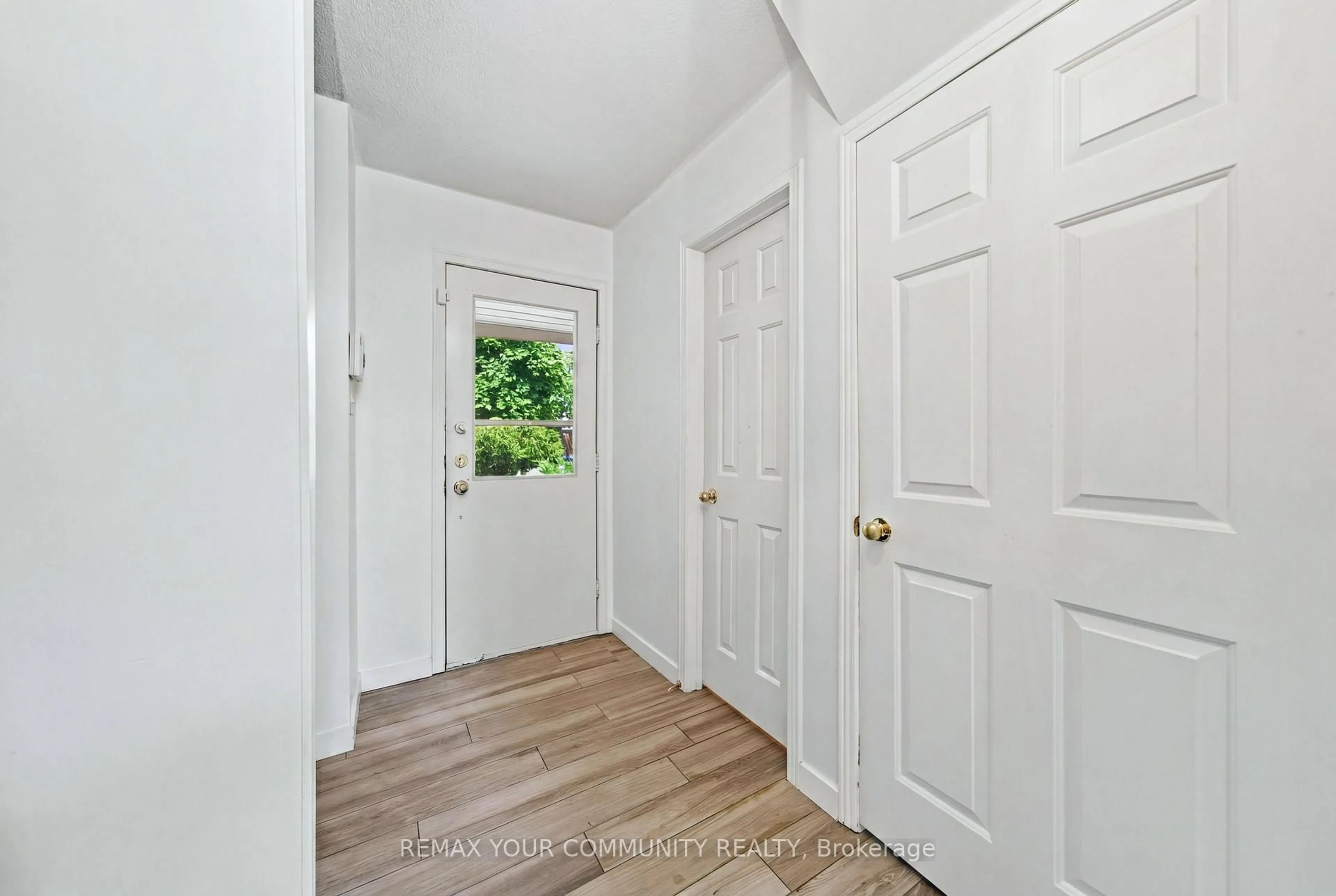 Indoor entryway for 37 Longbow Sq, Toronto Ontario M1W 2W6