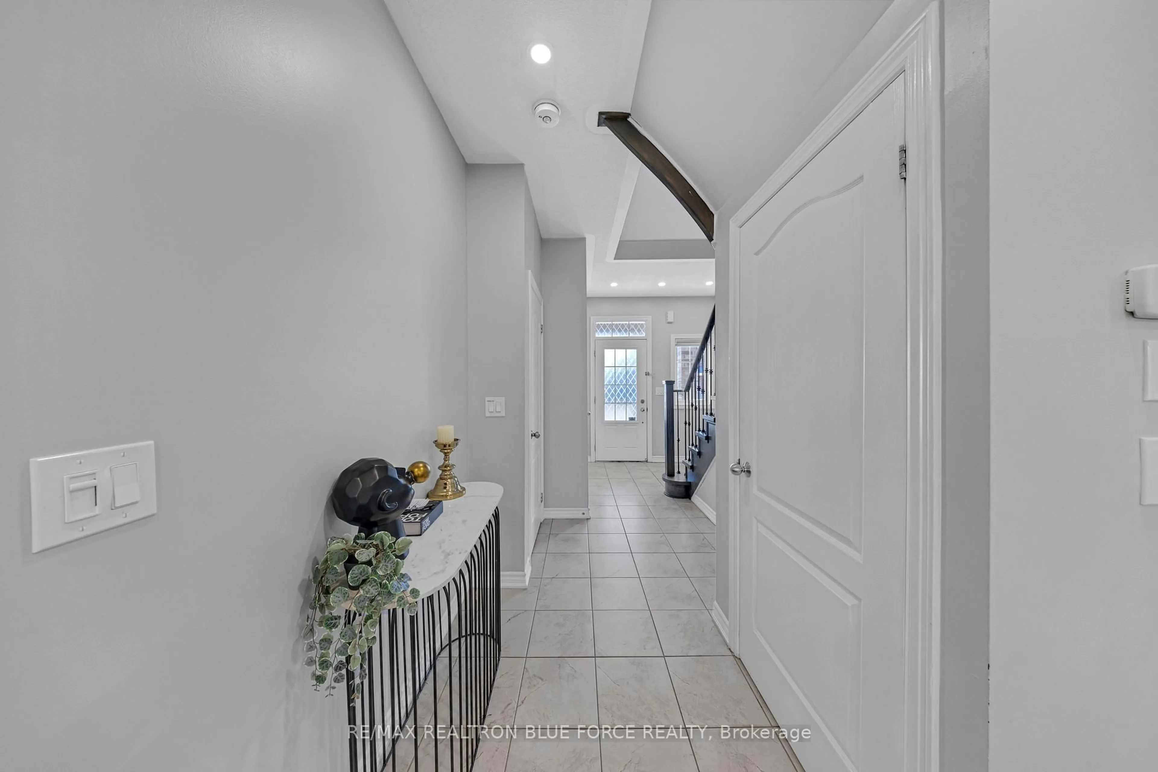 Indoor entryway for 1231 Graham Clapp Ave, Oshawa Ontario L1H 8L7