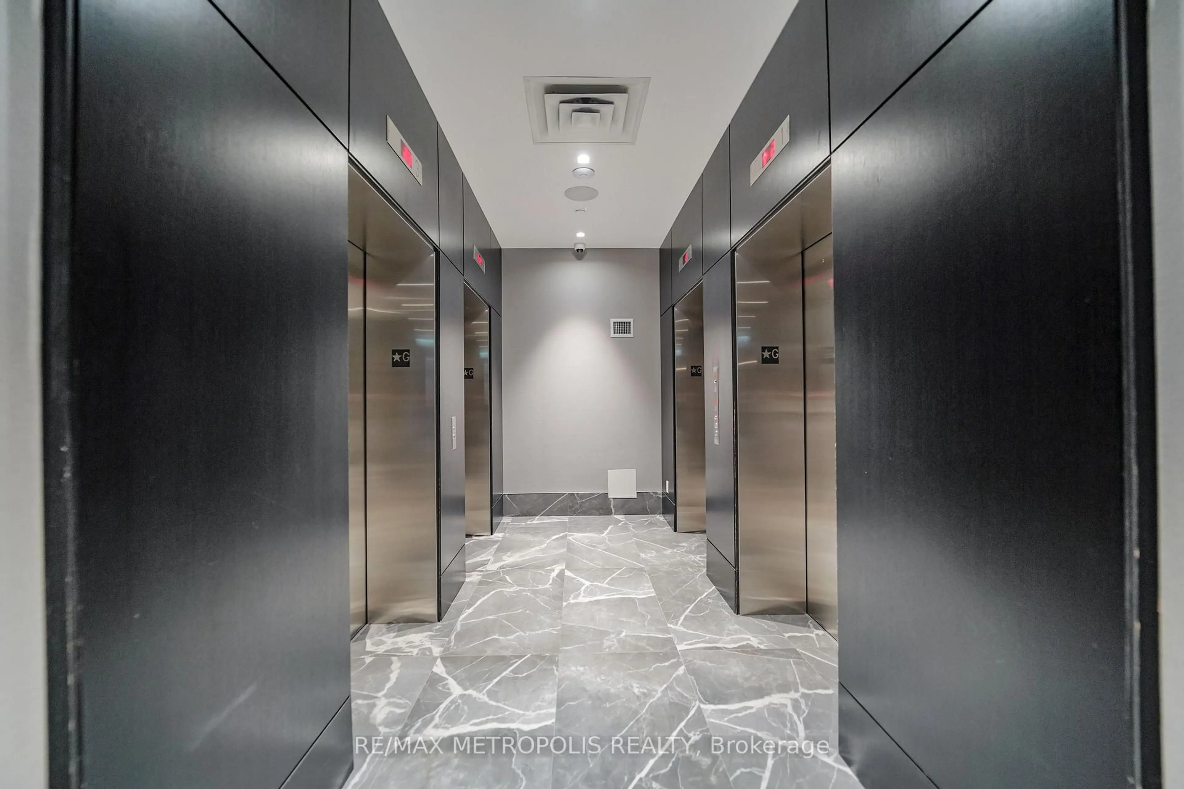 Indoor foyer for 286 Main St #421, Toronto Ontario M4C 0B3